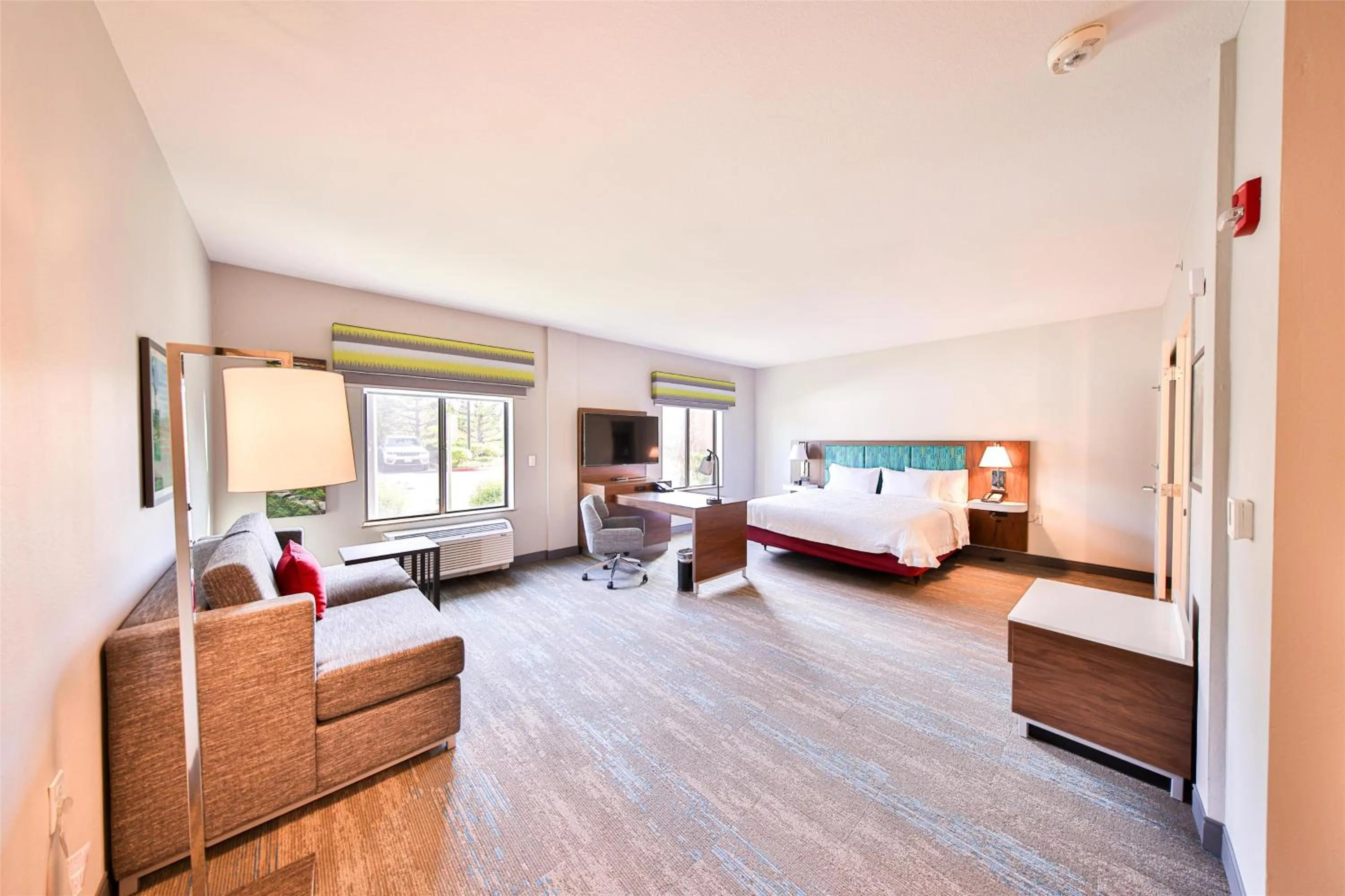 Living room, Bed in Hampton Inn & Suites by Hilton Seattle/Kent