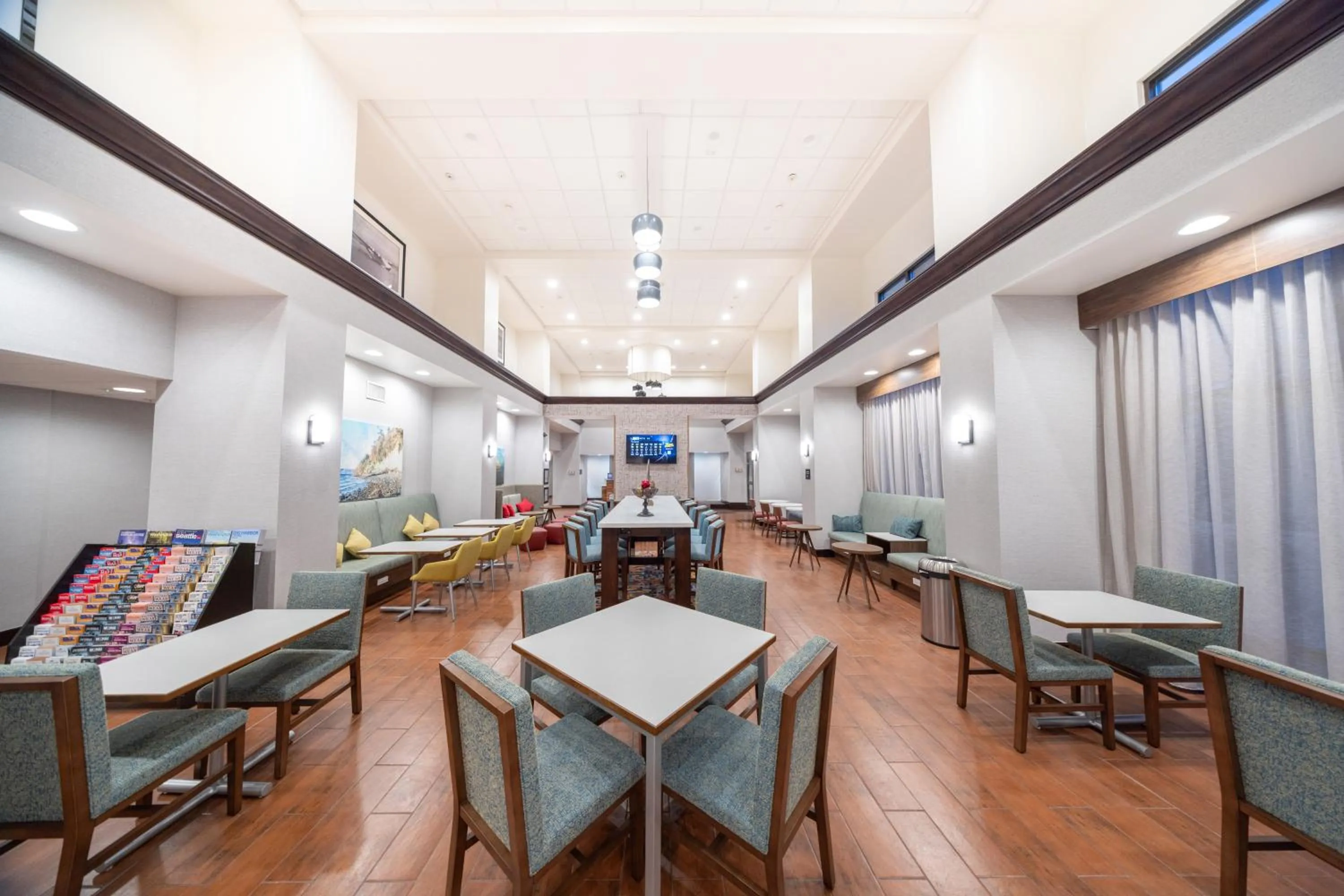 Seating area in Hampton Inn & Suites by Hilton Seattle/Kent