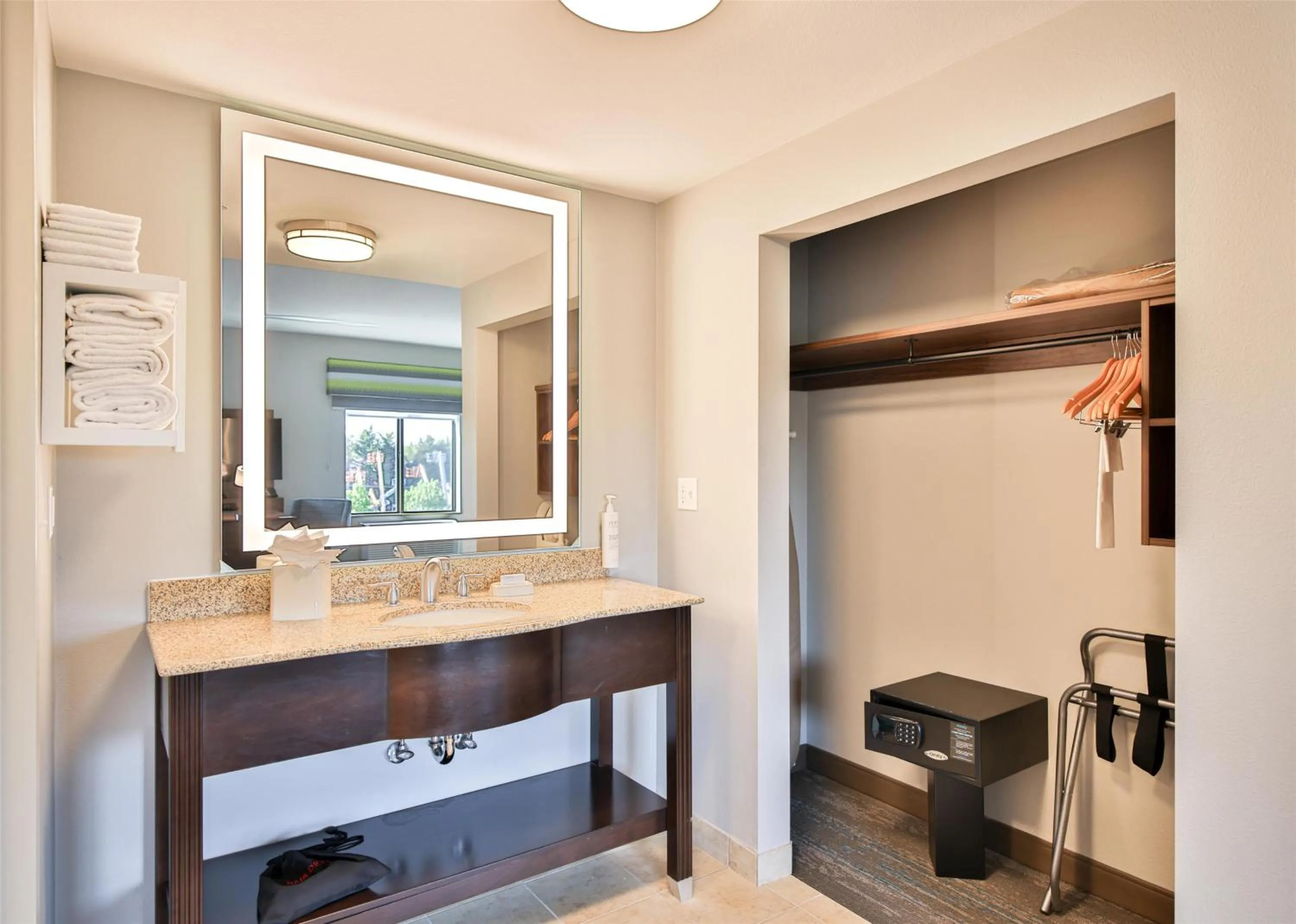 Photo of the whole room in Hampton Inn & Suites by Hilton Seattle/Kent