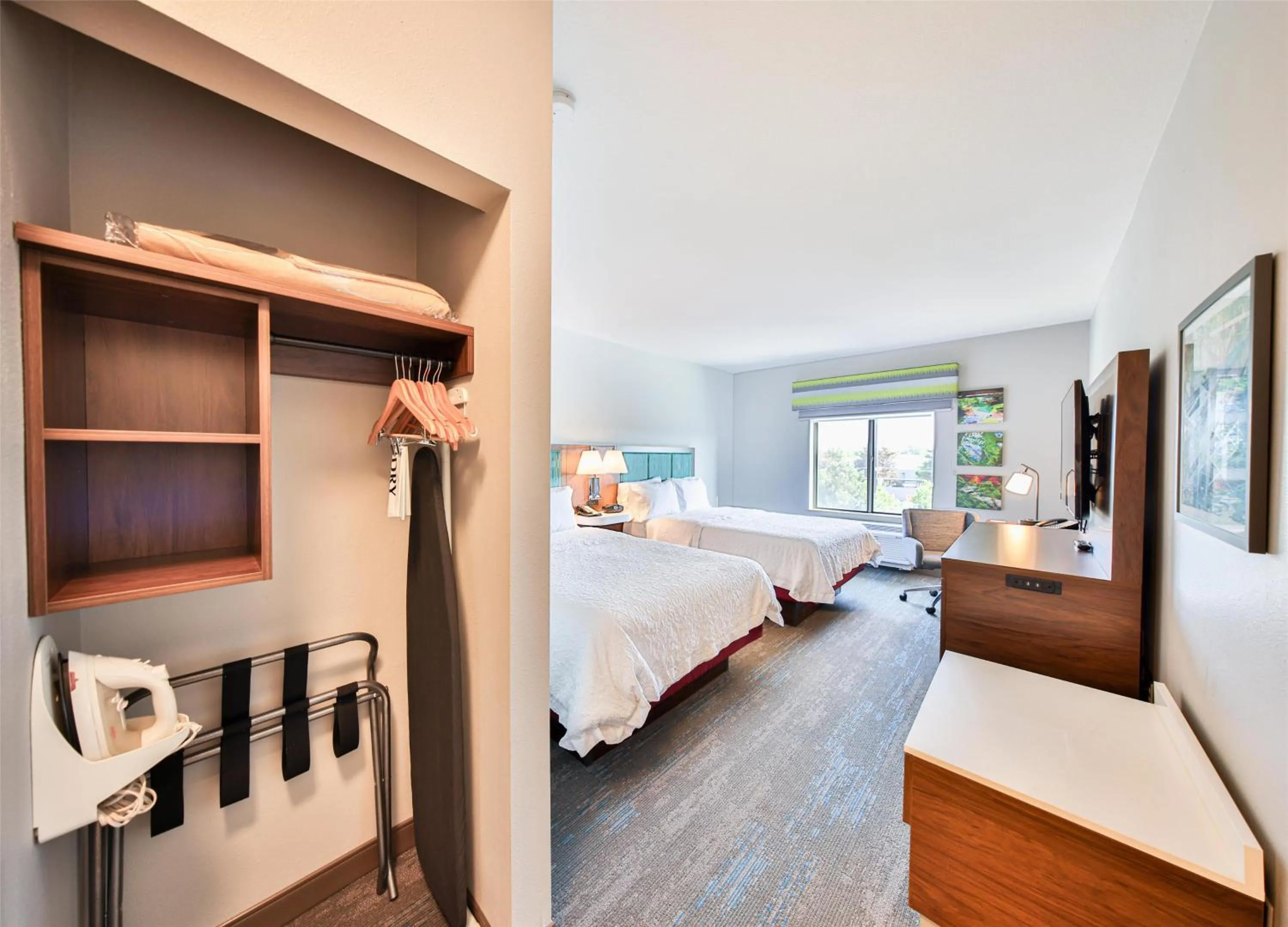 Bed in Hampton Inn & Suites by Hilton Seattle/Kent