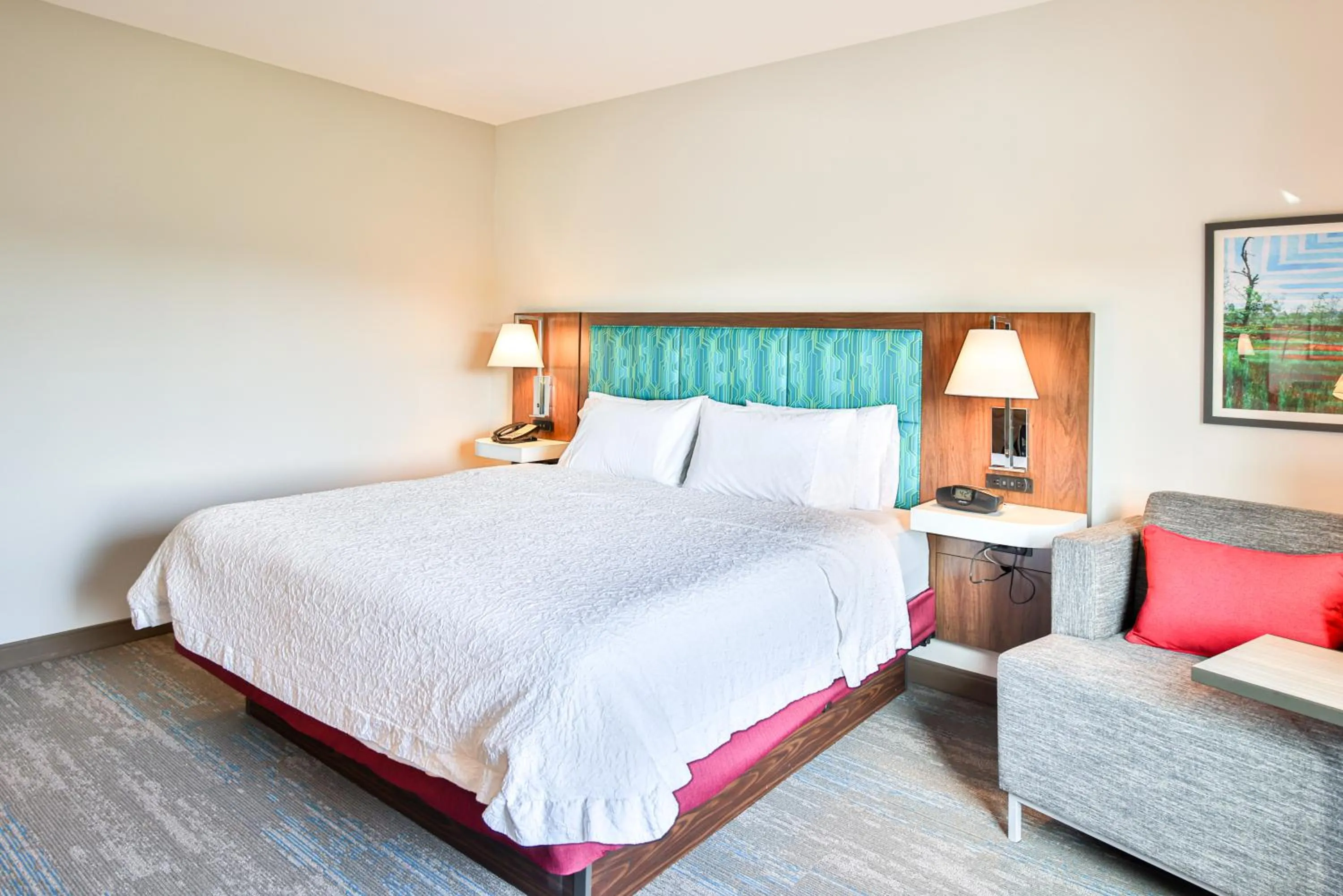 Bed in Hampton Inn & Suites by Hilton Seattle/Kent