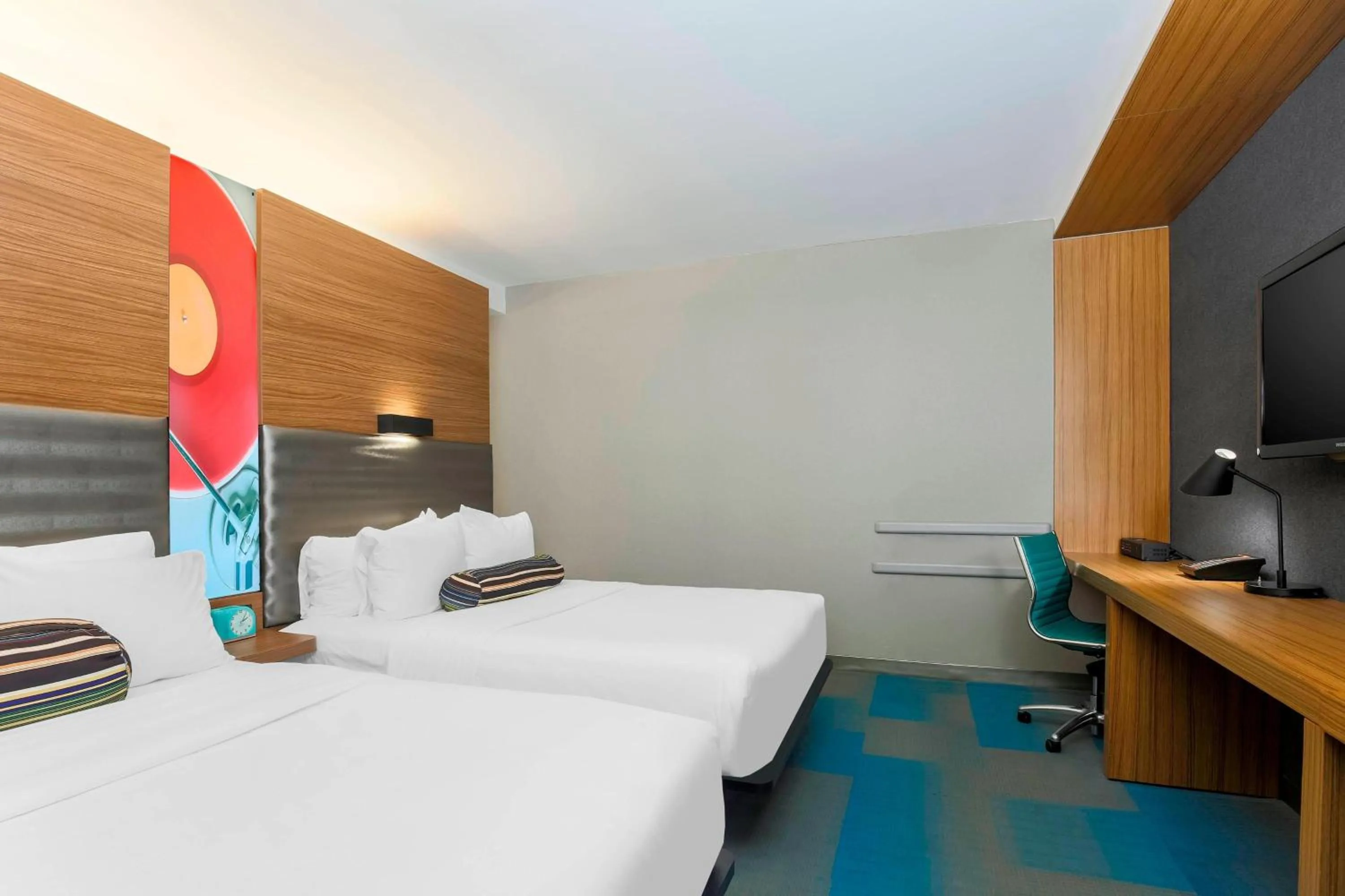Photo of the whole room, Bed in Aloft Harlem