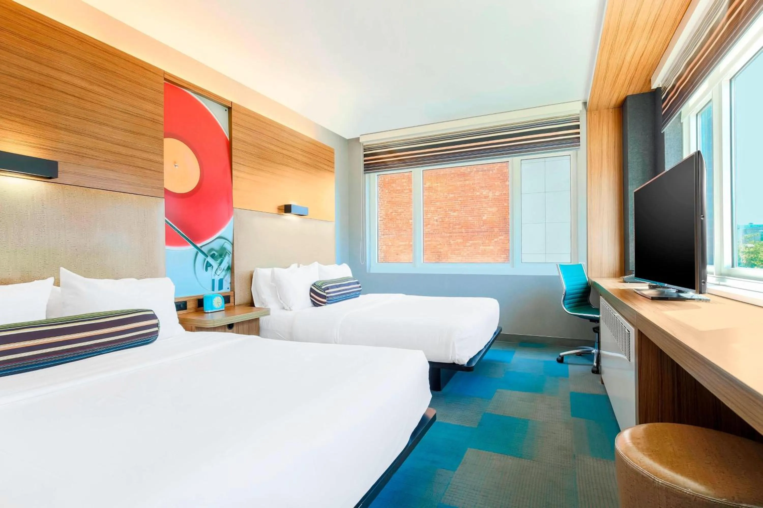 Photo of the whole room, Bed in Aloft Harlem