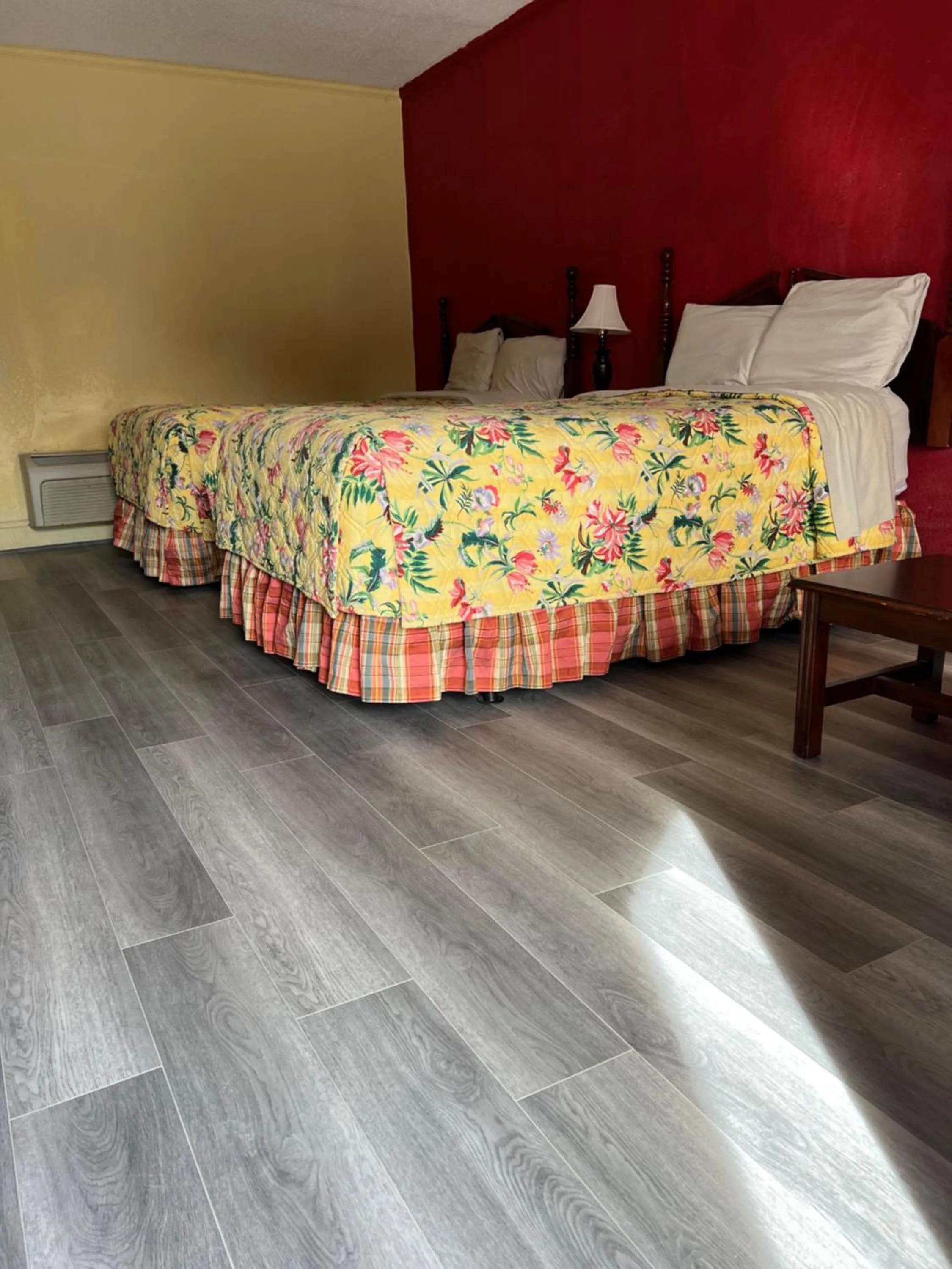 Bedroom in Ross Motel