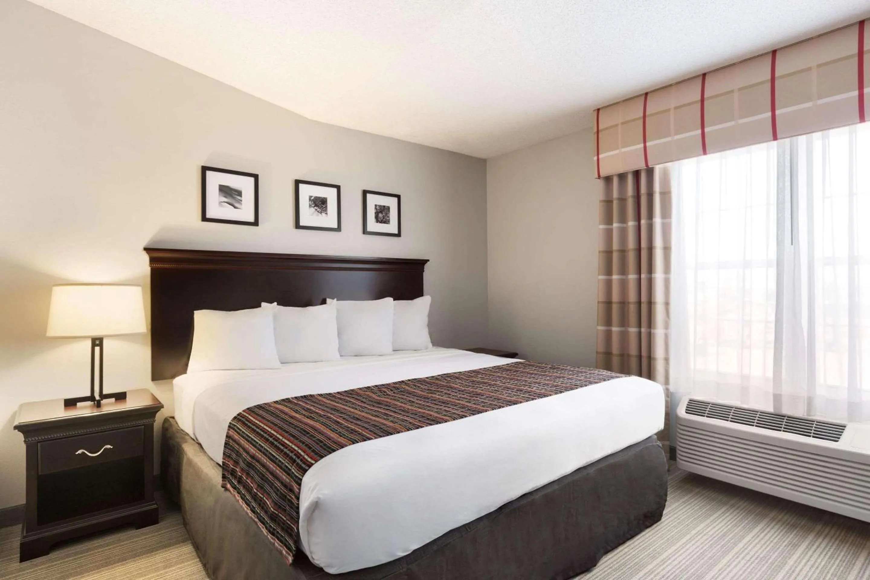 Bedroom, Bed in Country Inn & Suites by Radisson, Kearney, NE