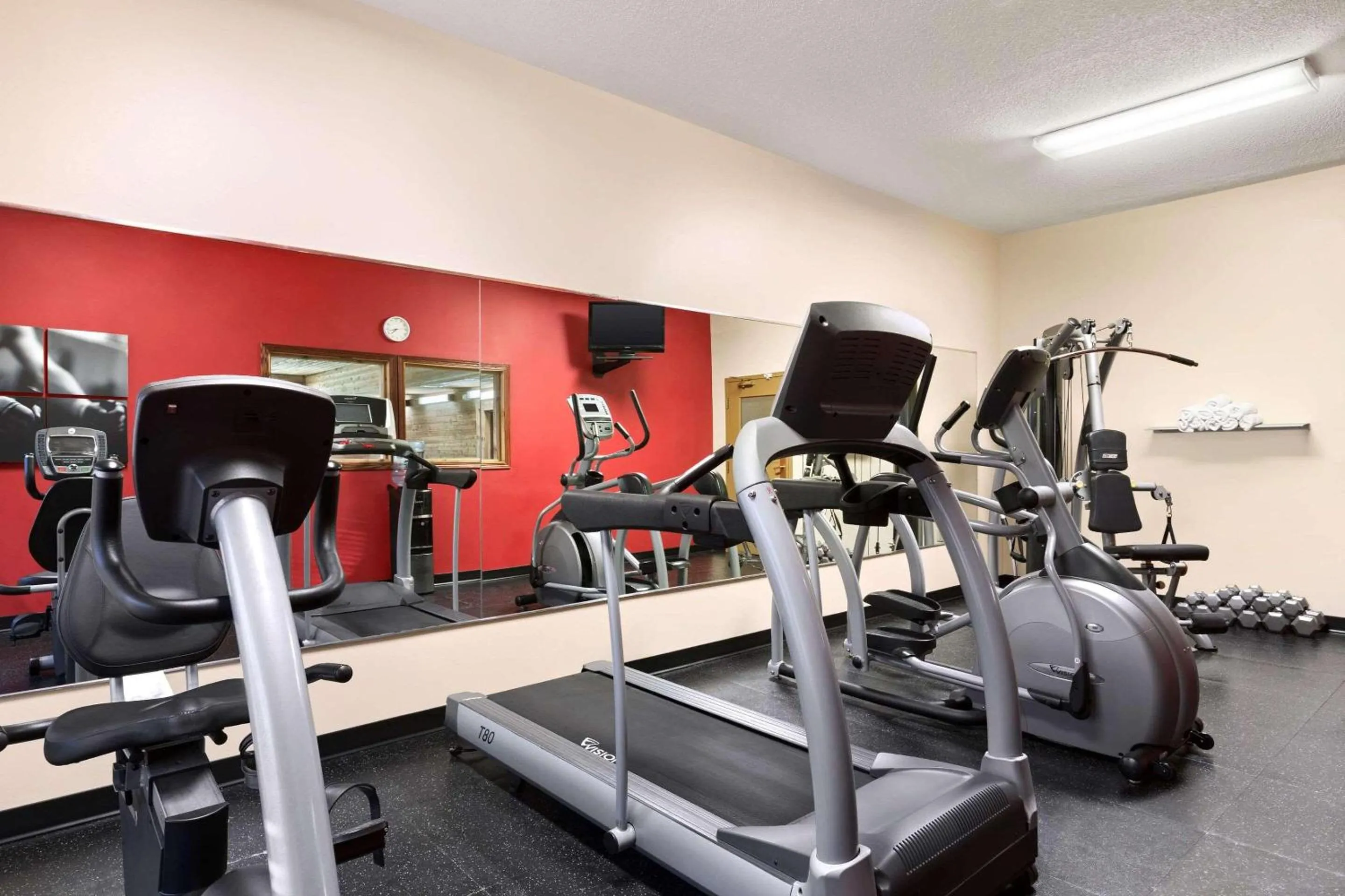 Fitness centre/facilities in Country Inn & Suites by Radisson, Kearney, NE
