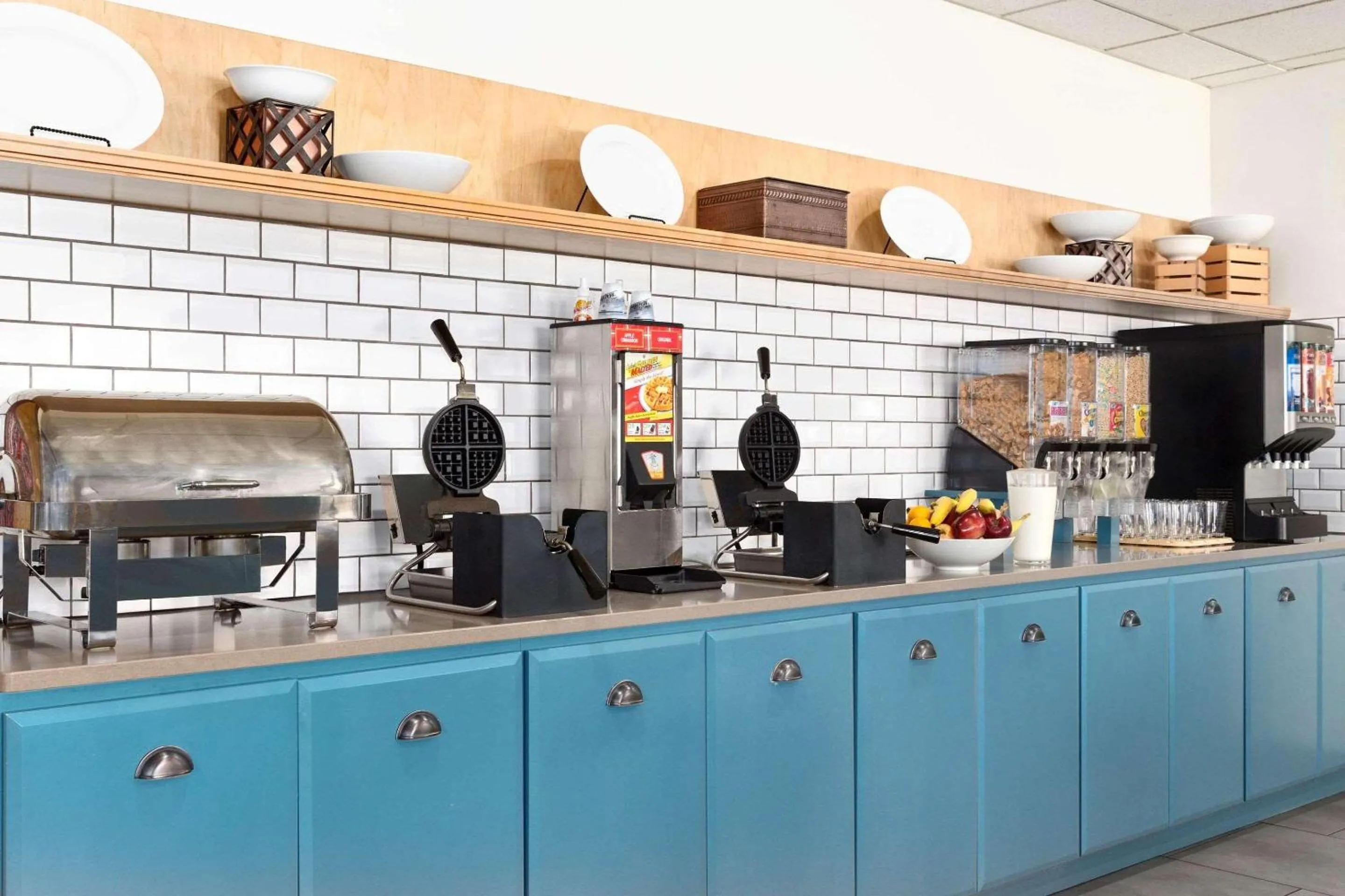 Breakfast in Country Inn & Suites by Radisson, Kearney, NE