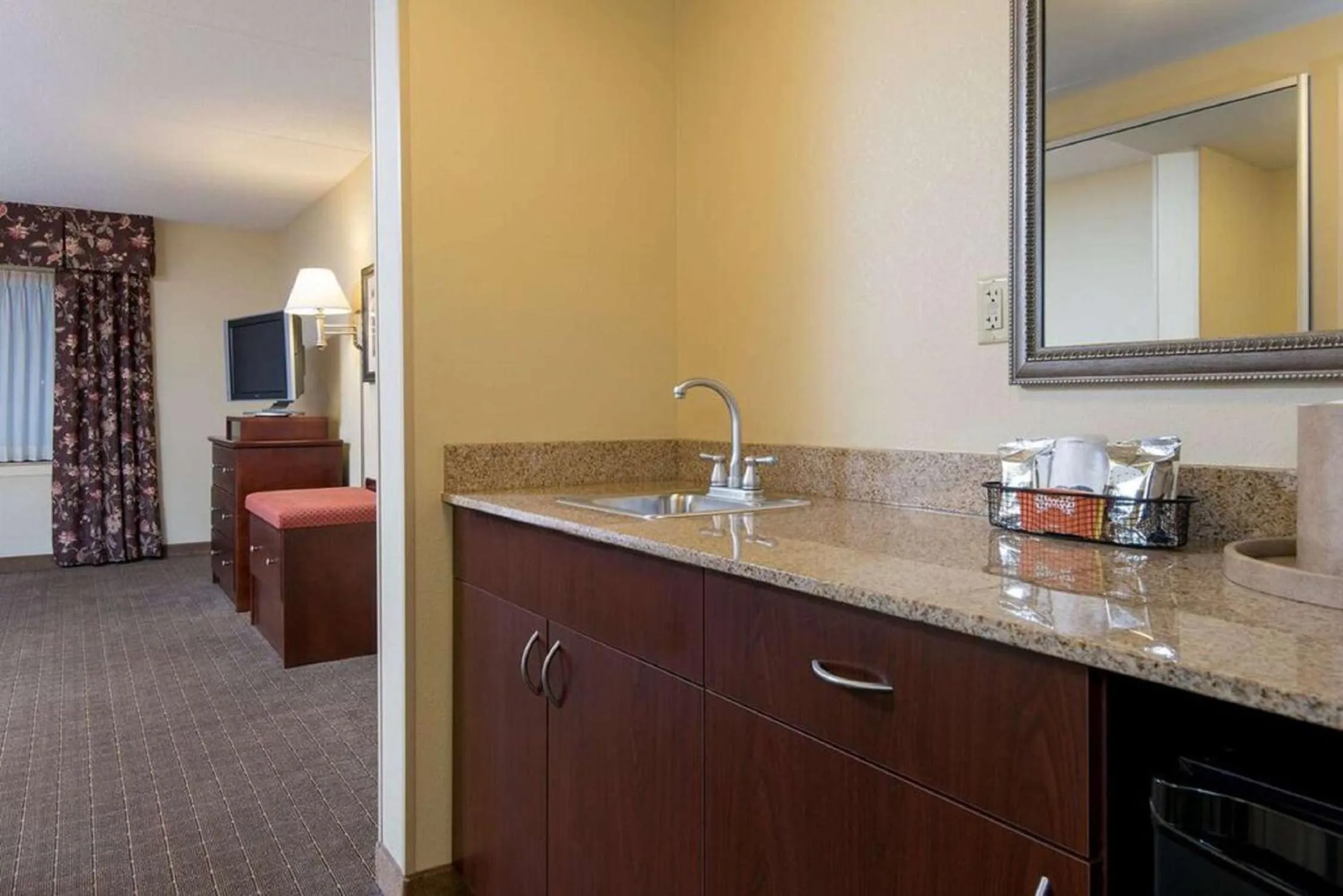 Kitchen or kitchenette in Hampton Inn Schenectady Downtown