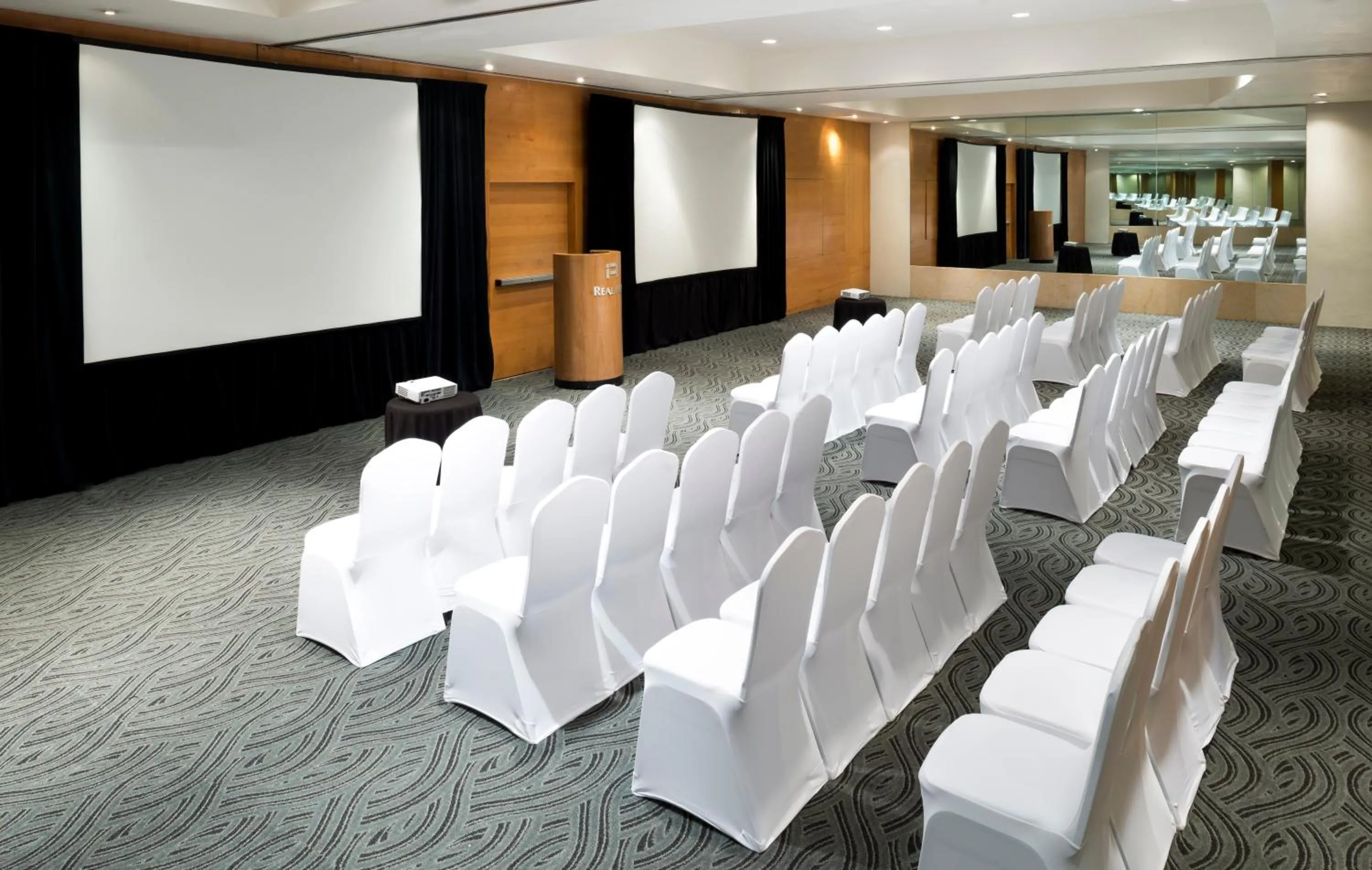Meeting/conference room in Real Inn Perinorte