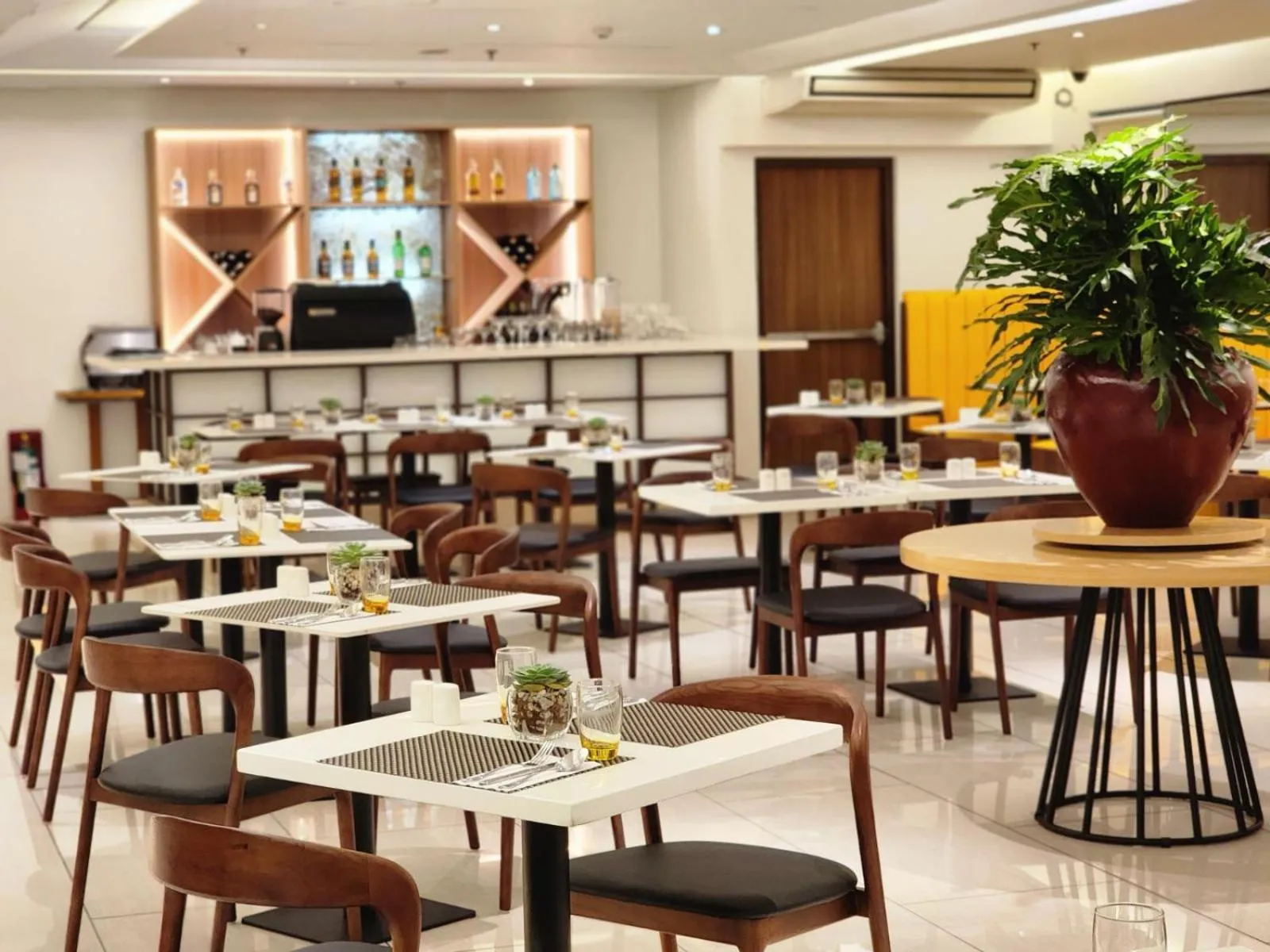 Restaurant/places to eat in Hotel Benilde Maison De La Salle