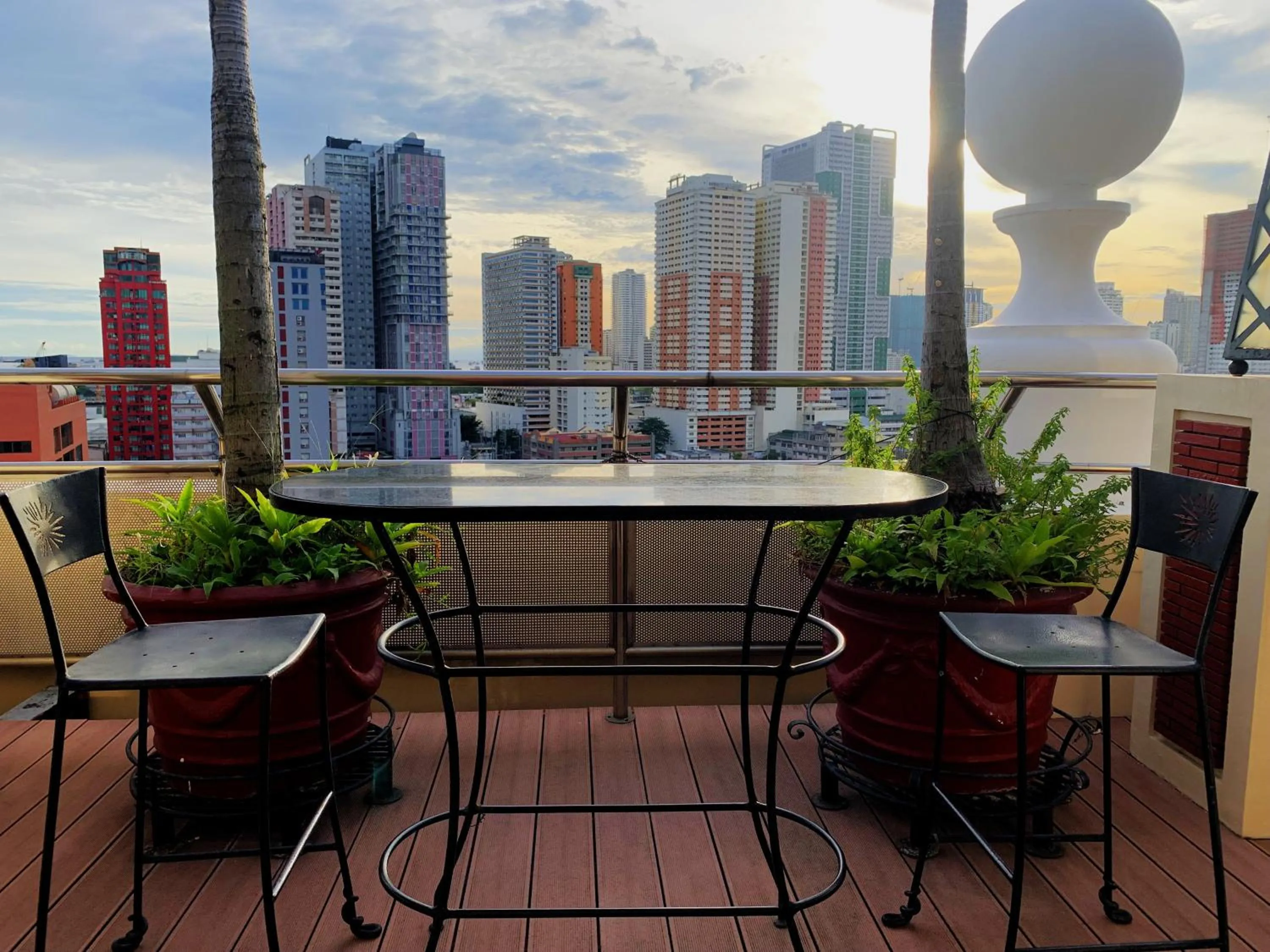 Restaurant/places to eat in Hotel Benilde Maison De La Salle