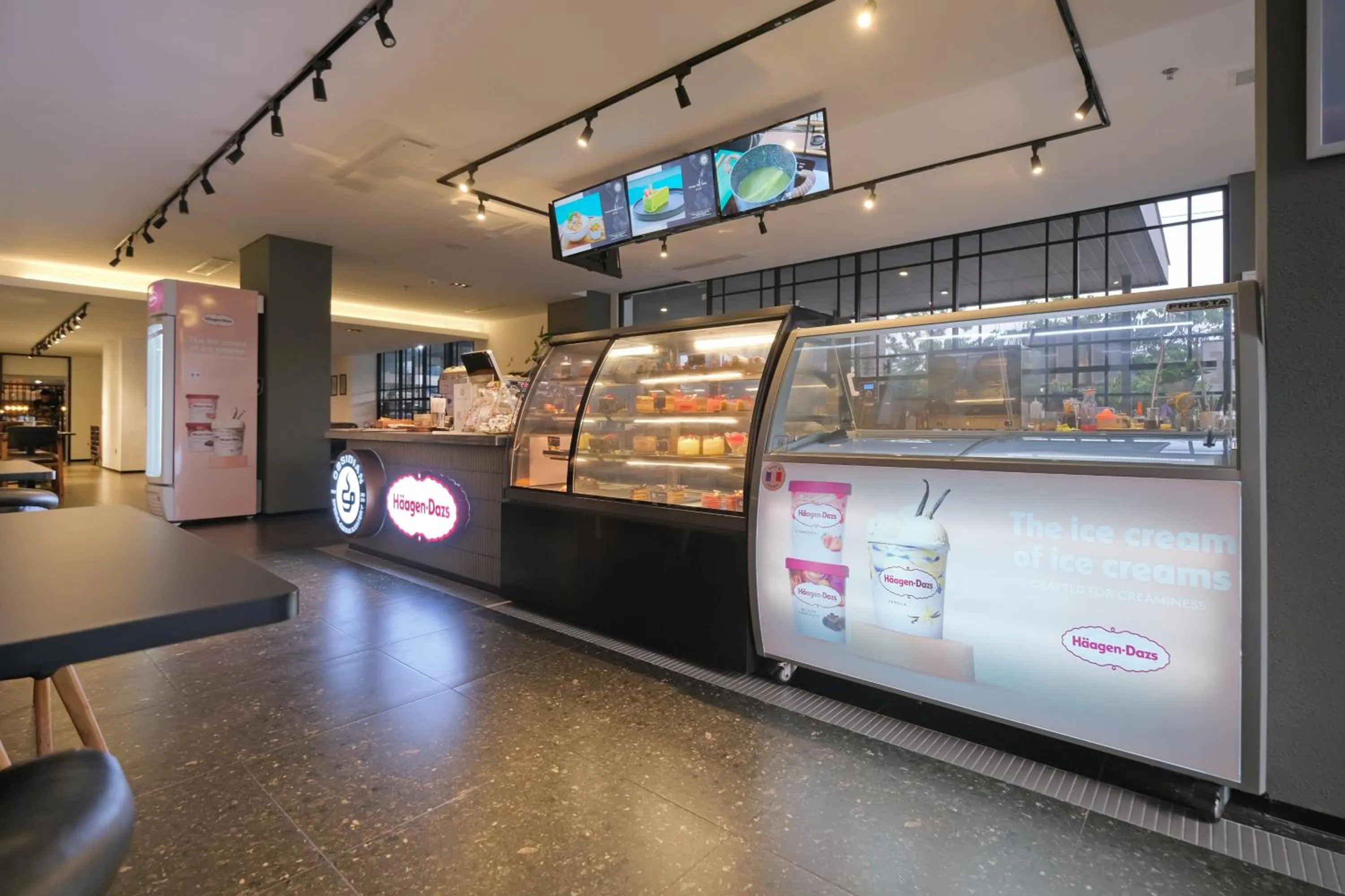 Restaurant/places to eat in Metro Park View Hotel Kota Lama Semarang