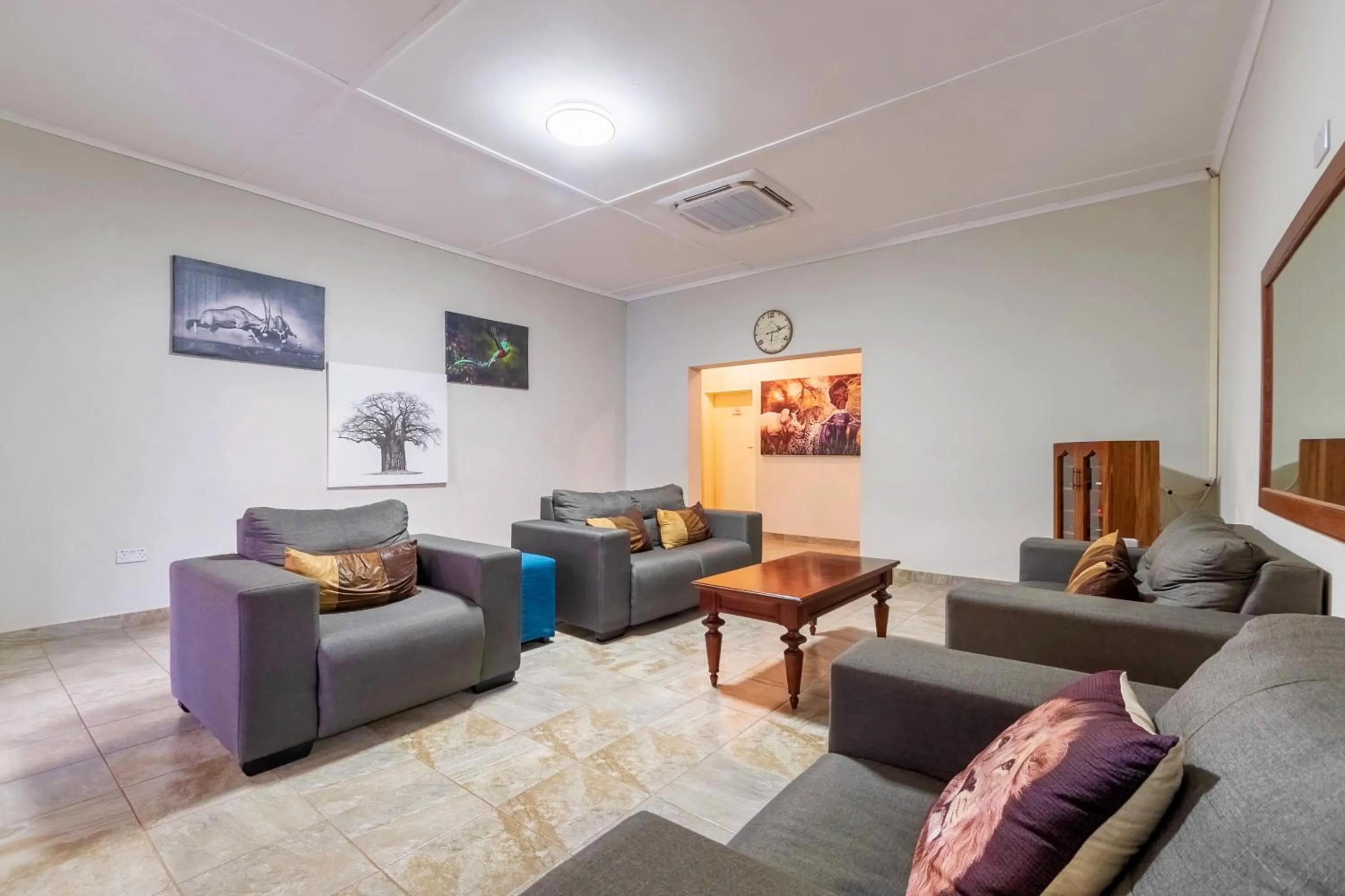 Living room in Dzimbahwe Guest Lodge