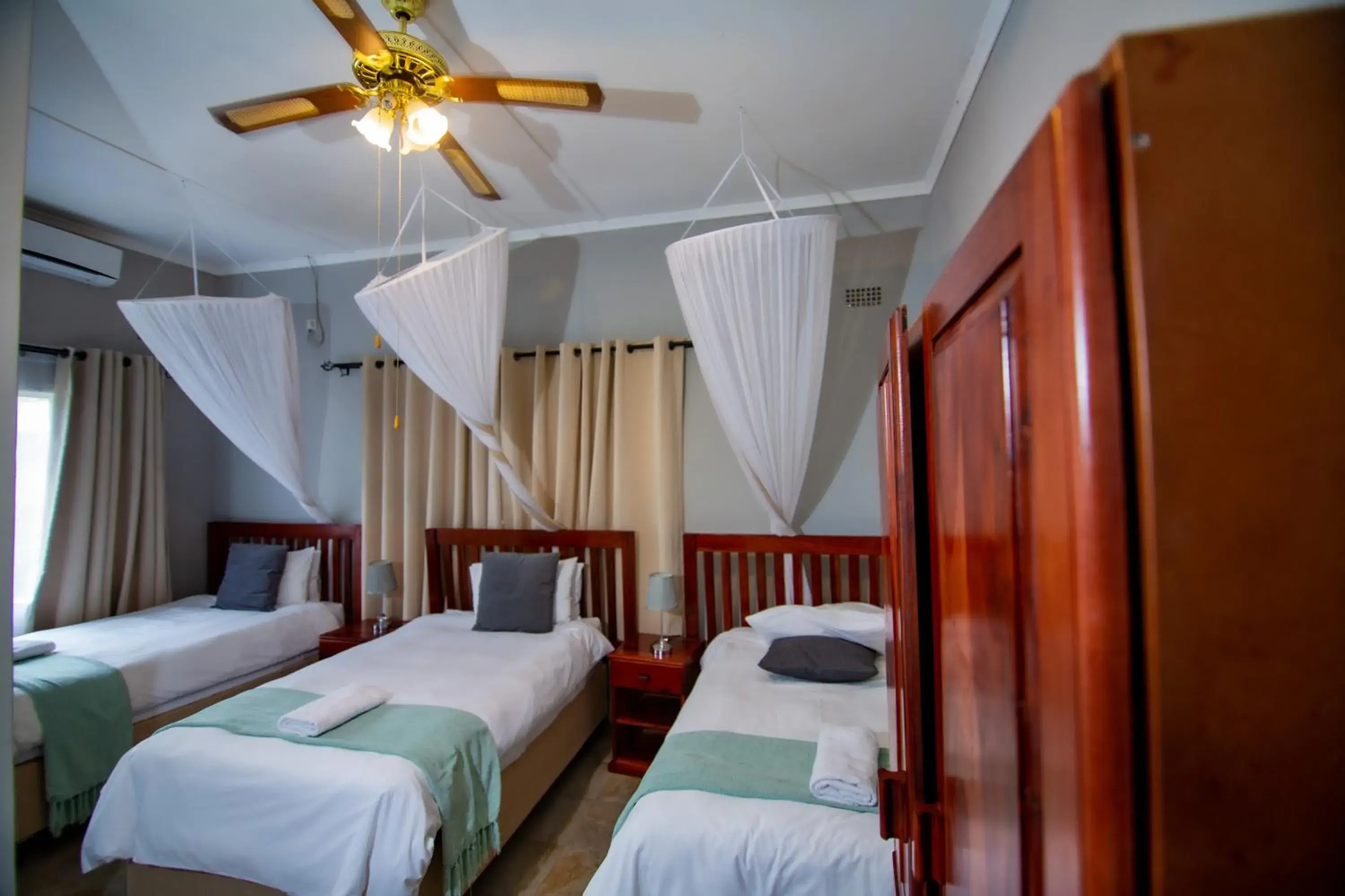 Triple Room with Private Bathroom in Dzimbahwe Guest Lodge Triple Room with Private Bathroom in Dzimbahwe Guest Lodge