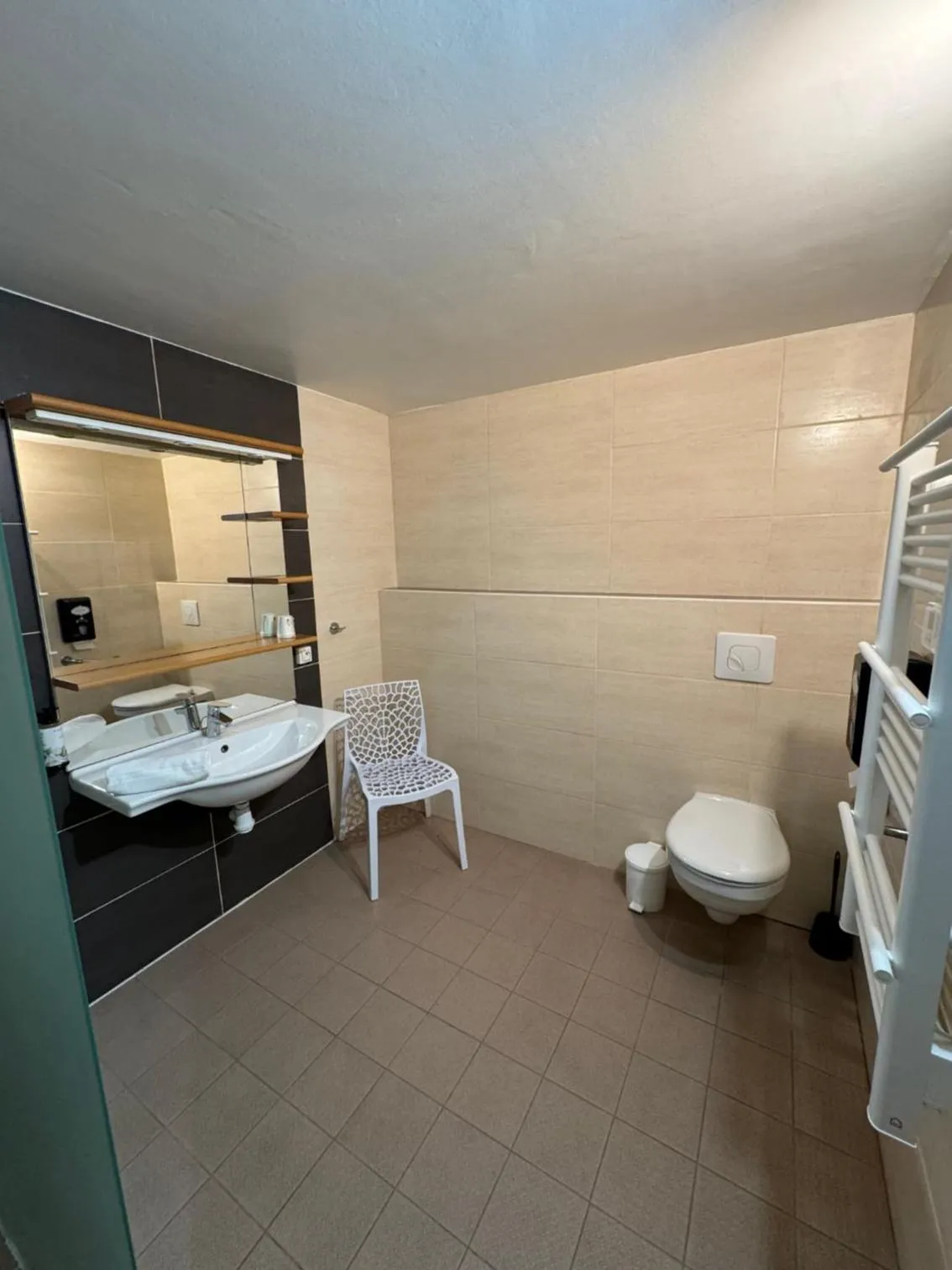 Bathroom in Hôtel Le Médiéval - Parking inclus & accueil vélo