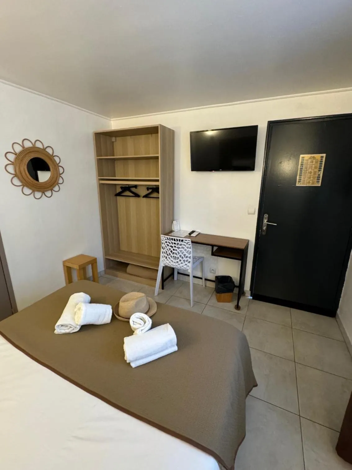 Bedroom, Bed in Hôtel Le Médiéval - Parking inclus & accueil vélo