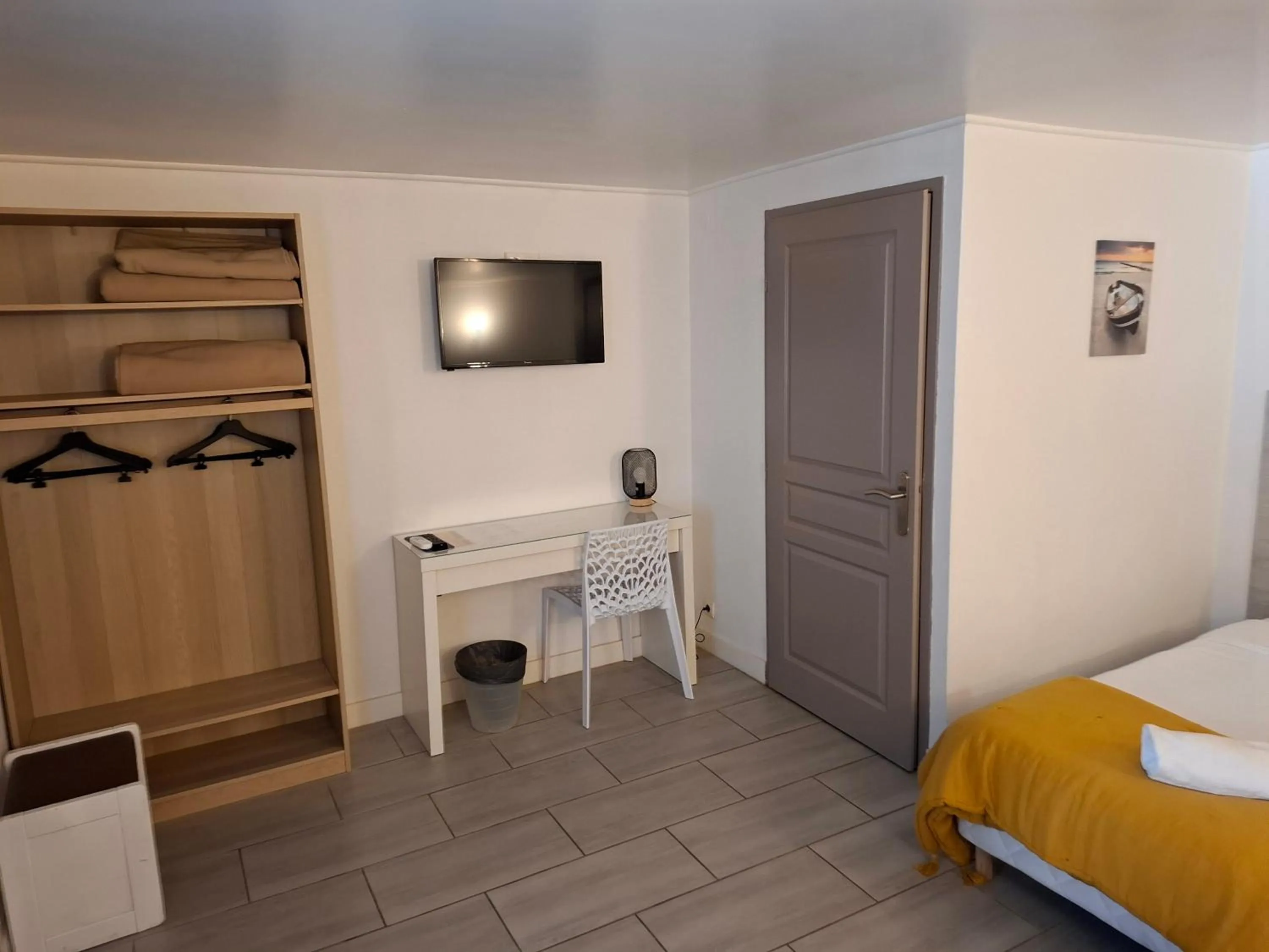 Bedroom, Bed in Hôtel Le Médiéval - Parking inclus & accueil vélo