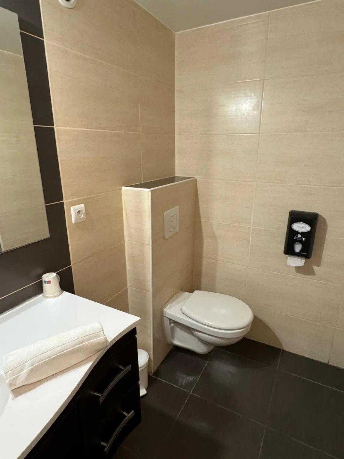 Bathroom in Hôtel Le Médiéval - Parking inclus & accueil vélo