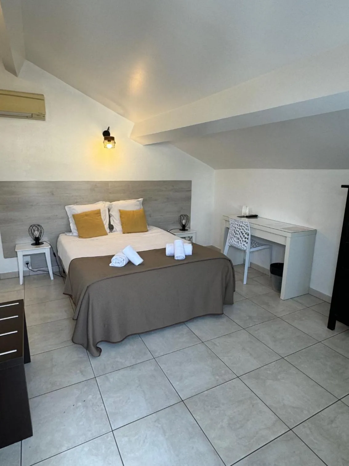 Bedroom, Bed in Hôtel Le Médiéval - Parking inclus & accueil vélo