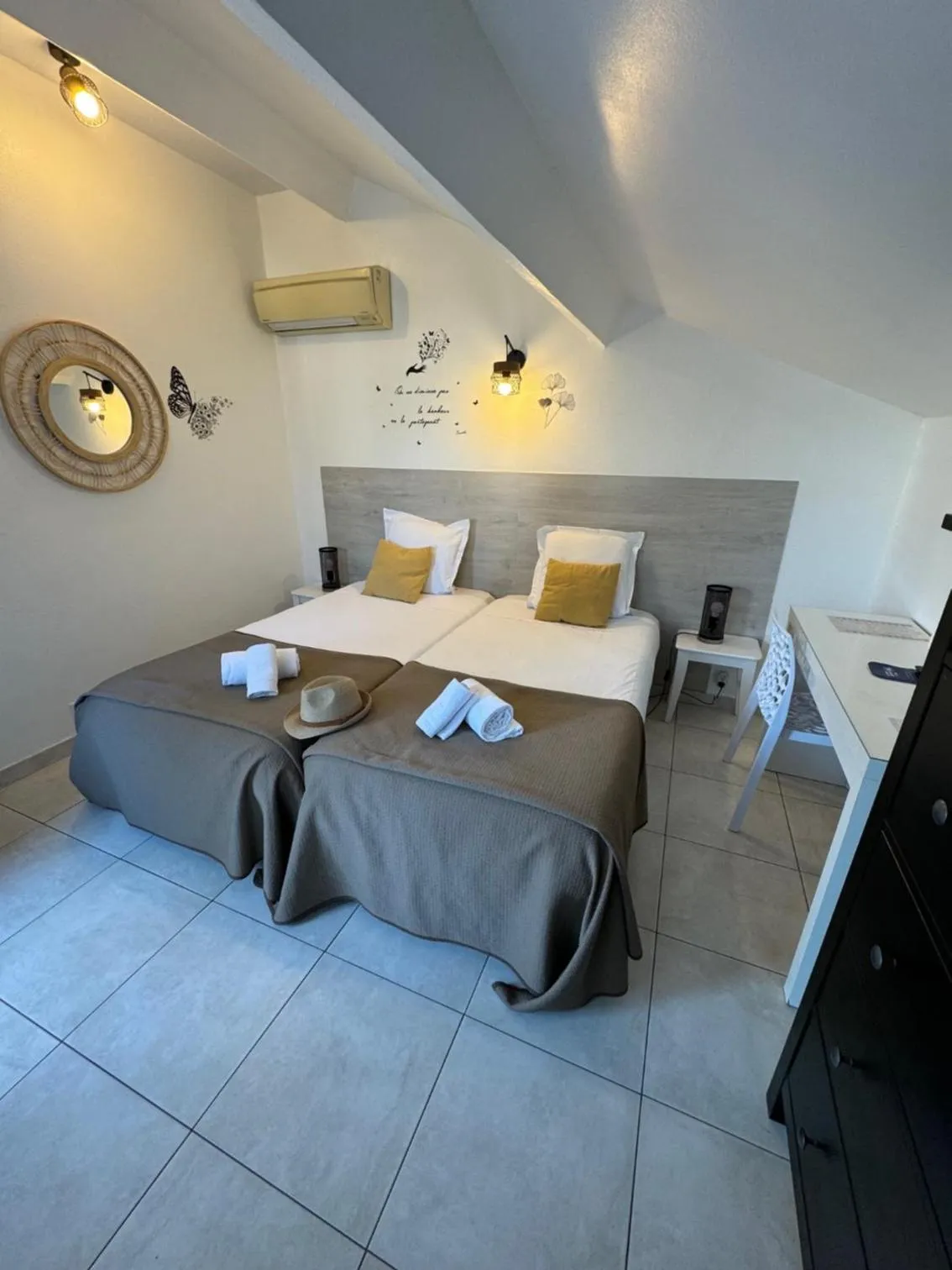 Bedroom, Bed in Hôtel Le Médiéval - Parking inclus & accueil vélo