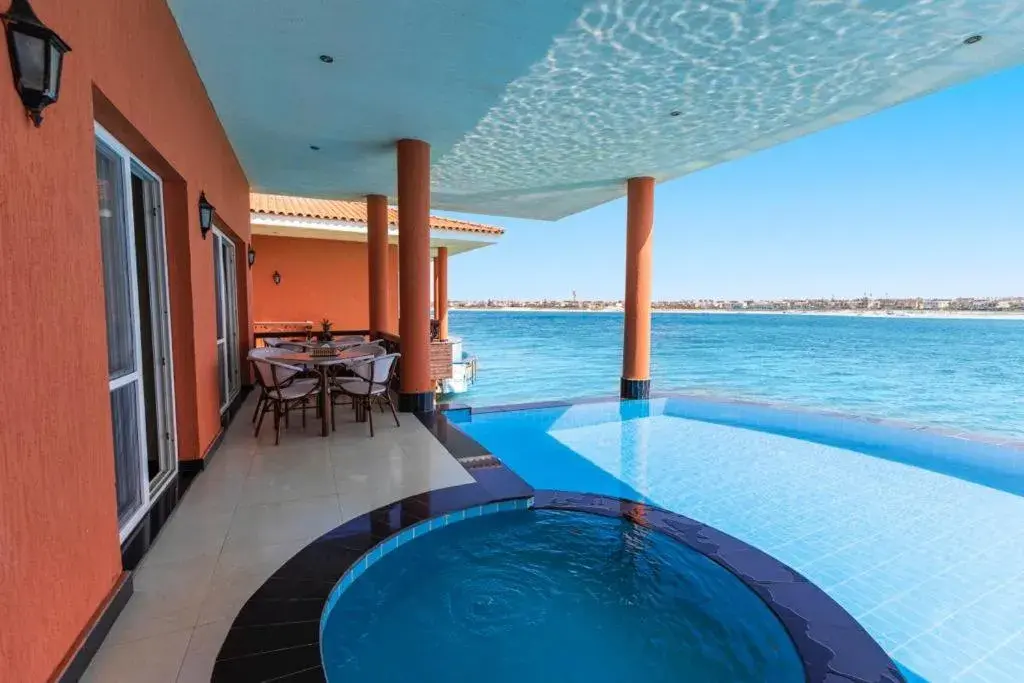 Royal Floating Suite in Golden Ocean Marina Hotel Royal Floating Suite in Golden Ocean Marina Hotel