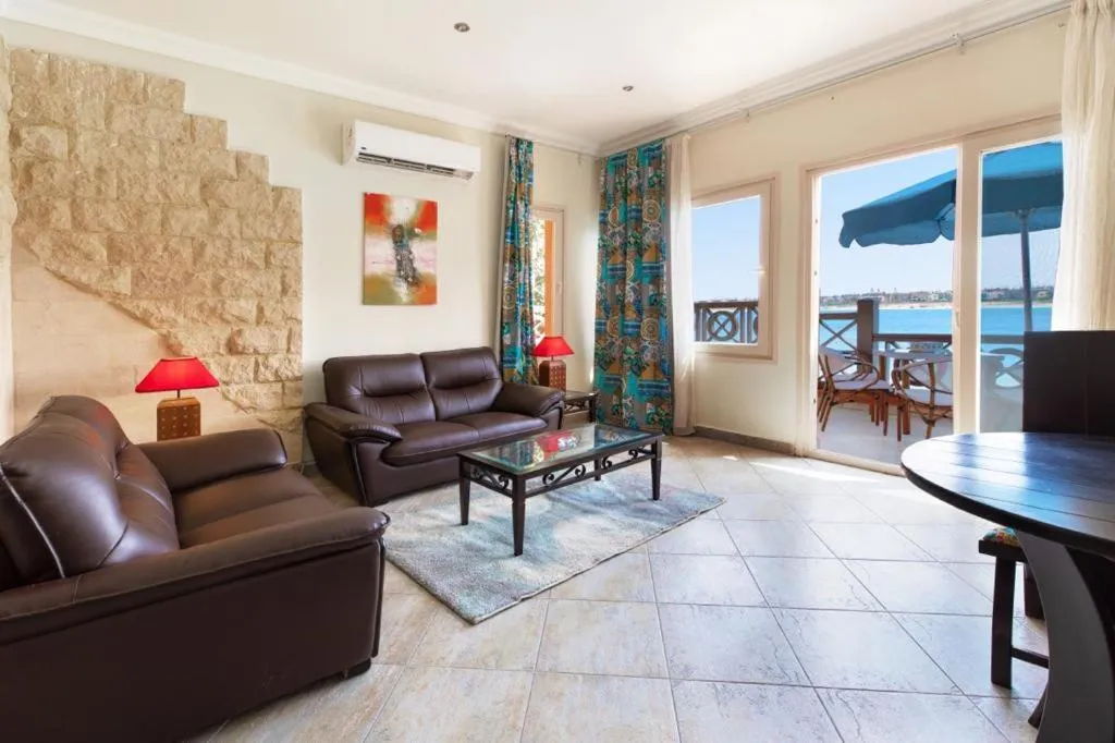 Living room in Golden Ocean Marina Hotel