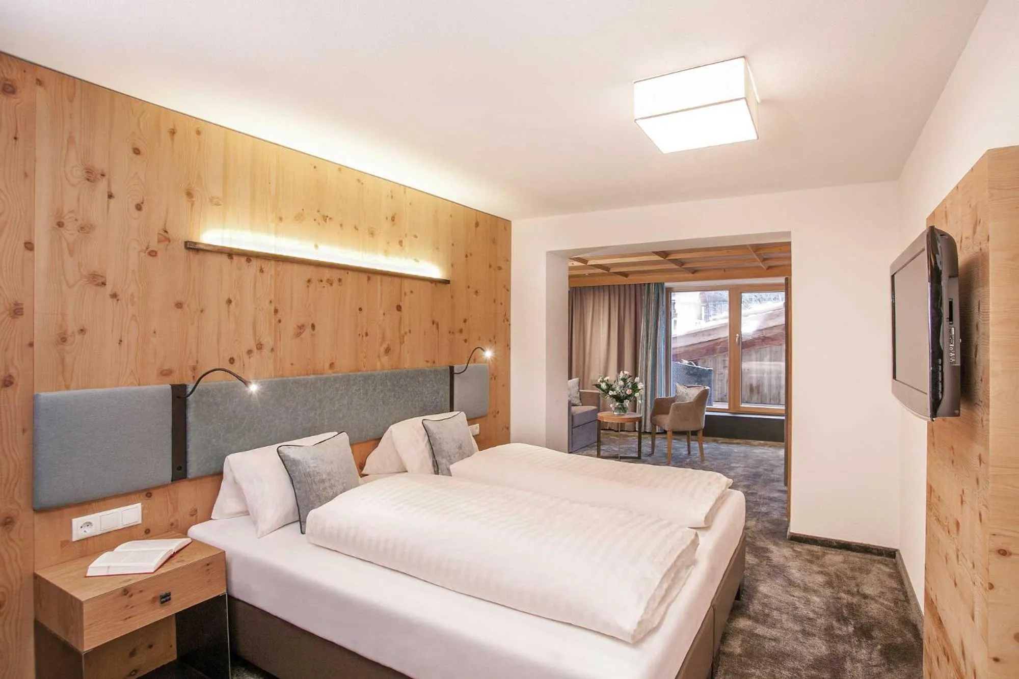 Photo of the whole room, Bed in Hotel Piz Buin