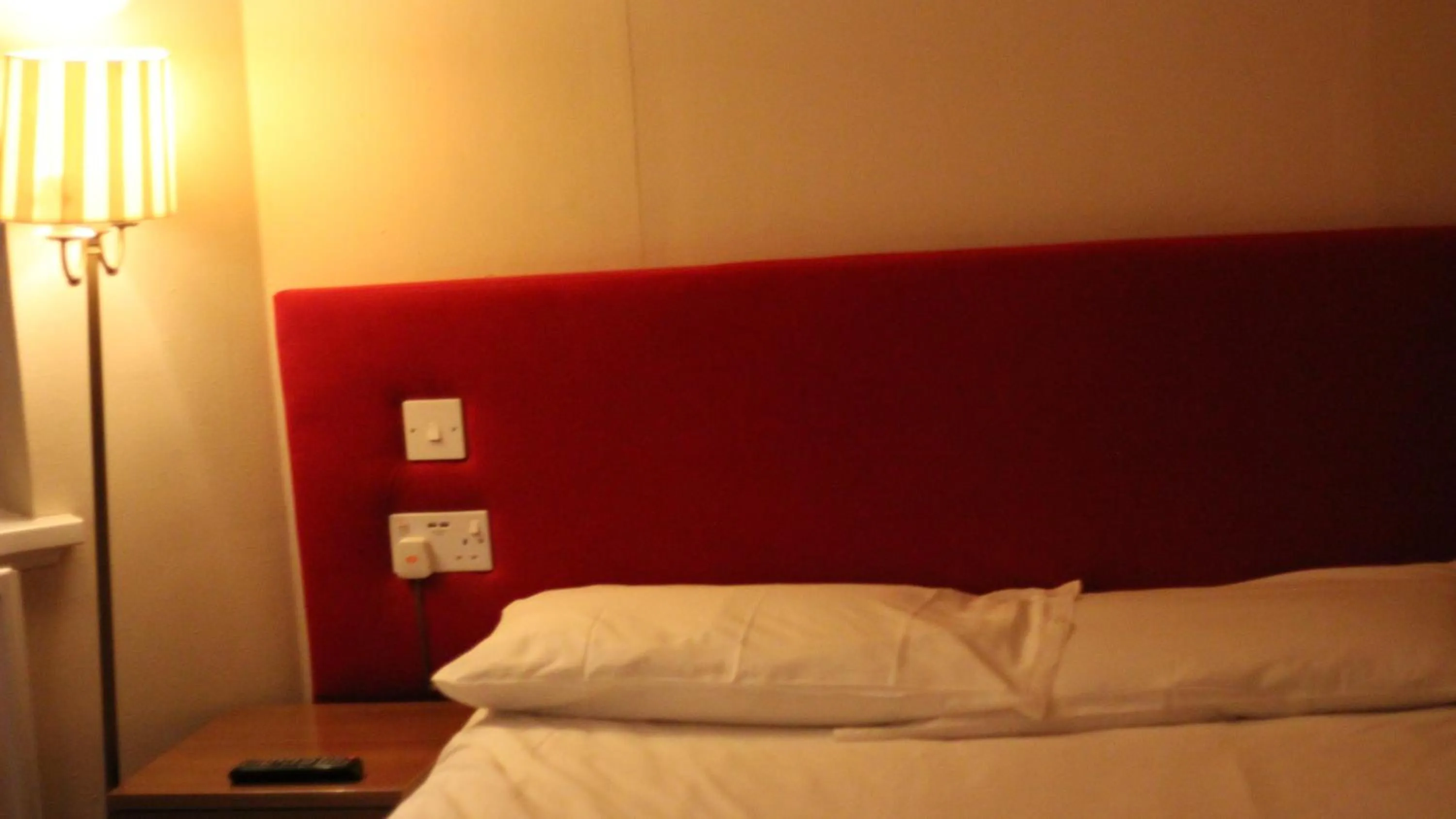 Bed in The Bull and Bush Hotel Kingston