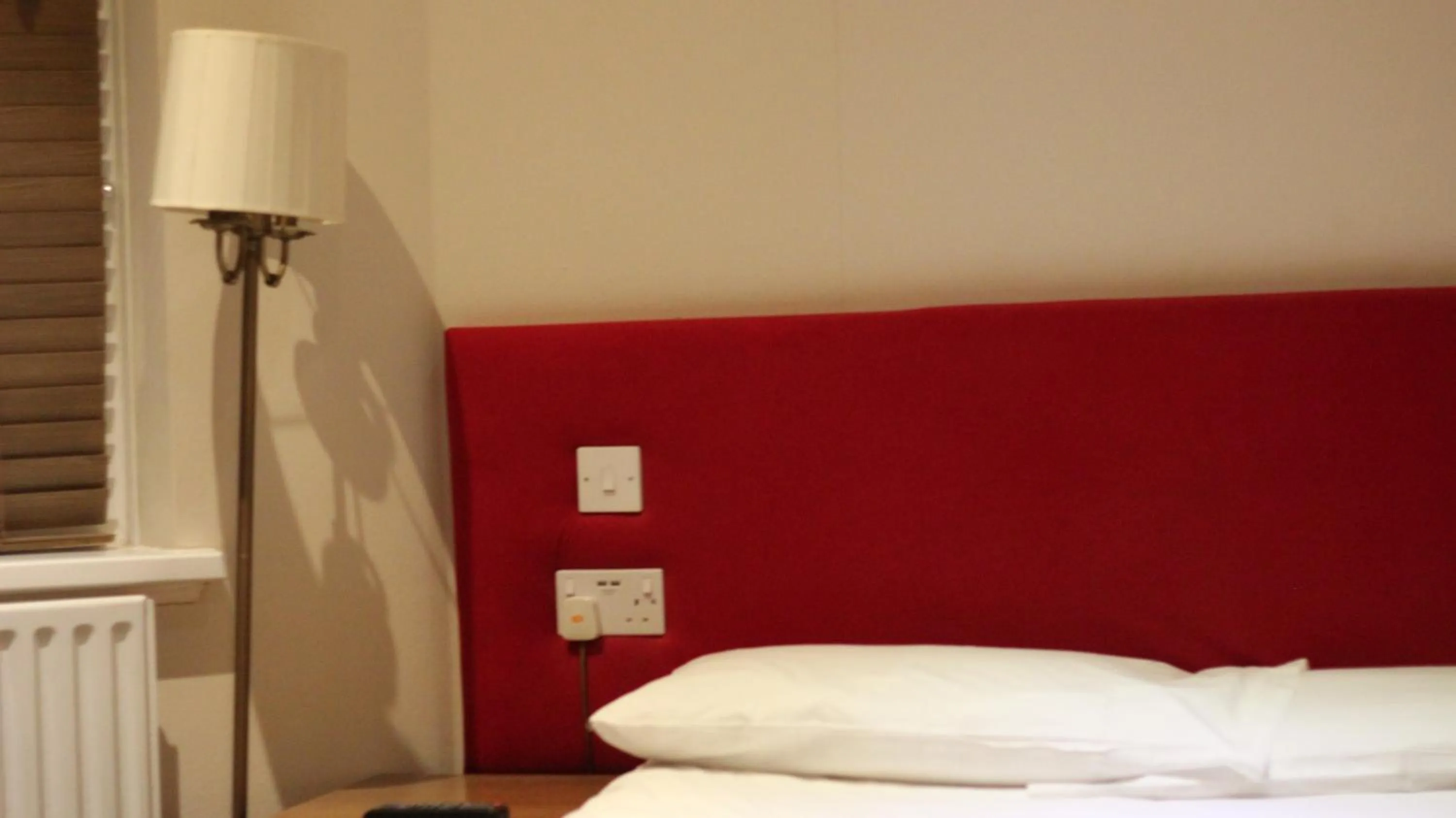 Bed in The Bull and Bush Hotel Kingston