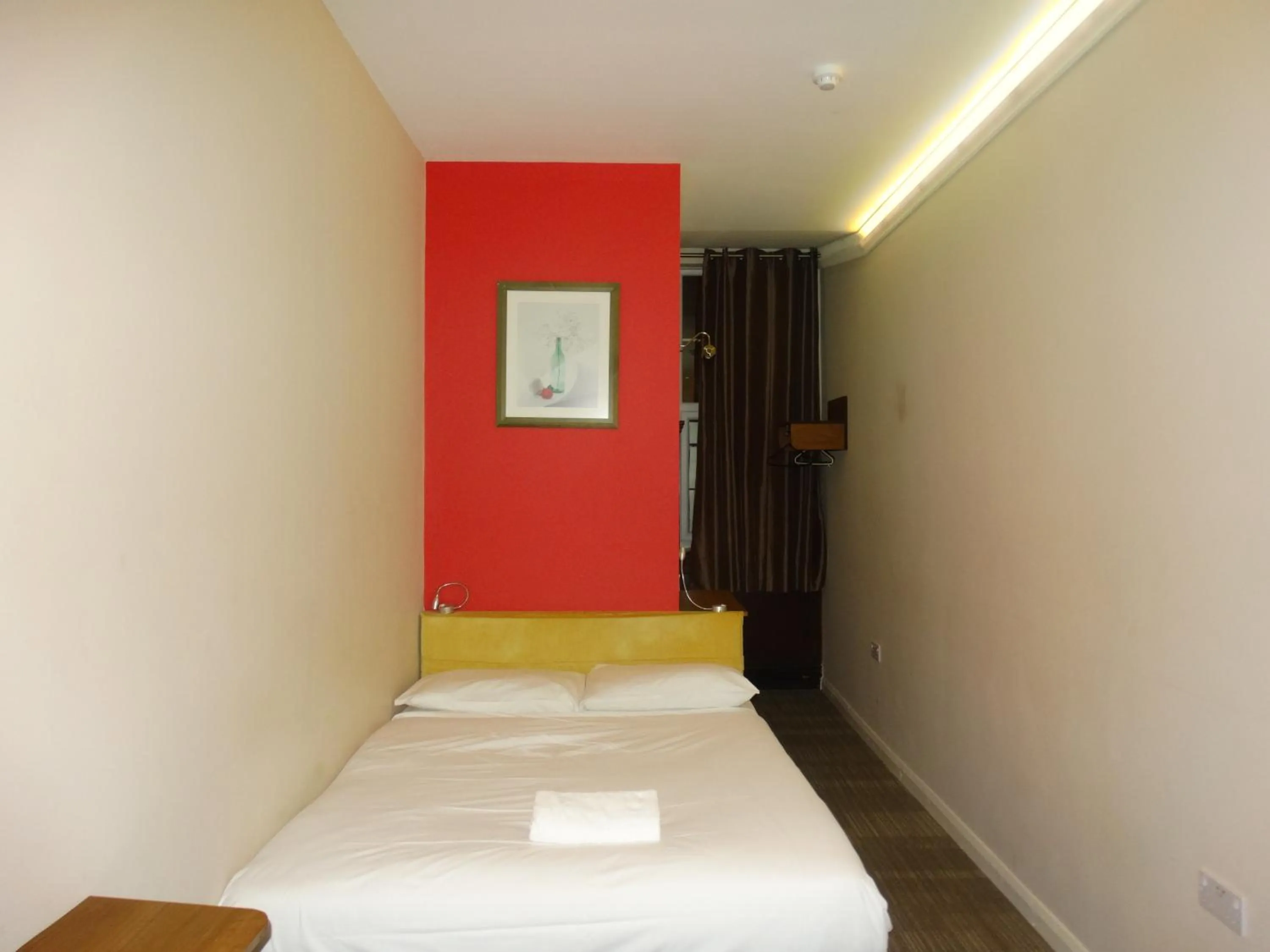 Bed in The Bull and Bush Hotel Kingston