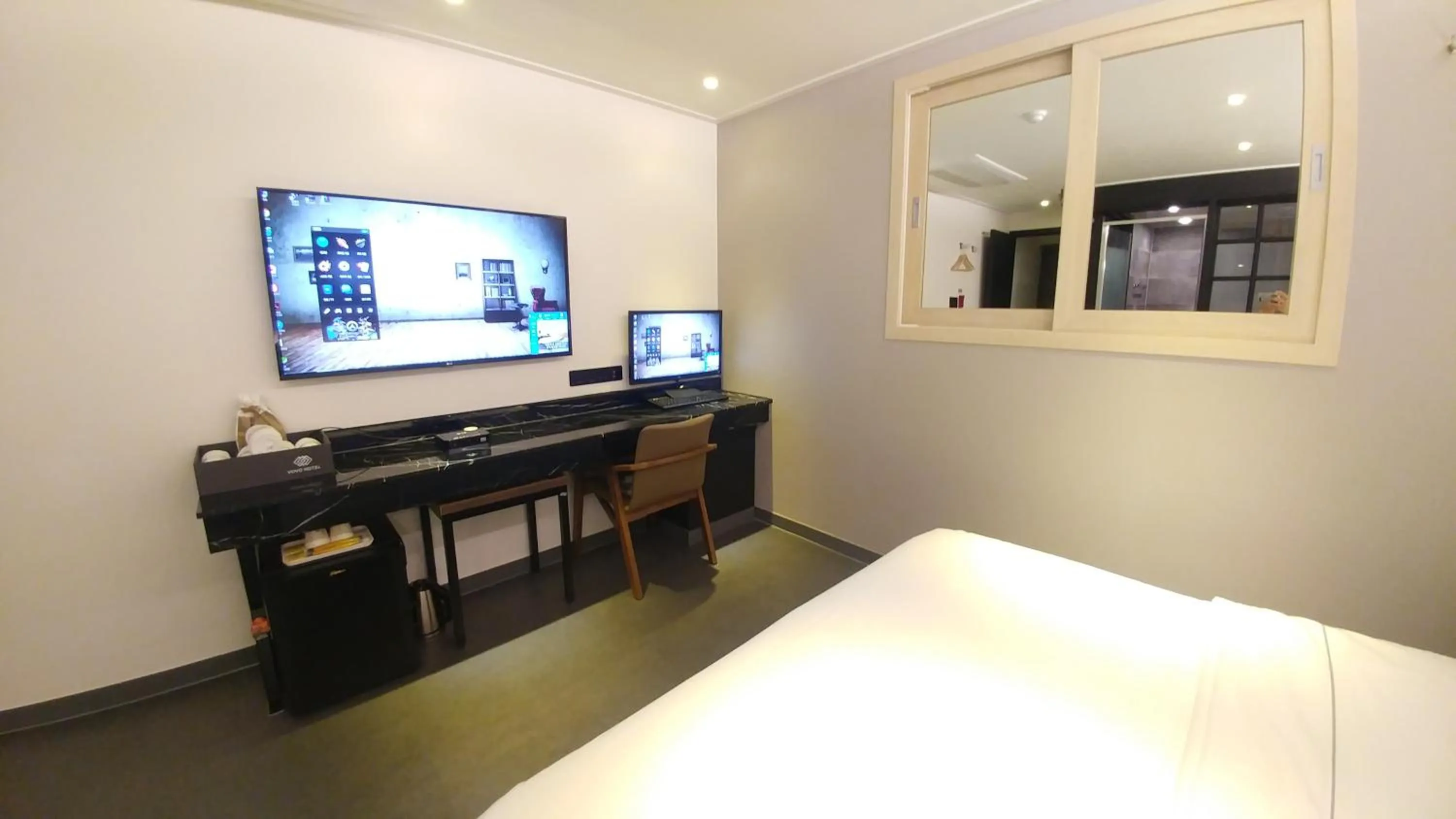 Communal lounge/ TV room, Bed in Vovo Hotel