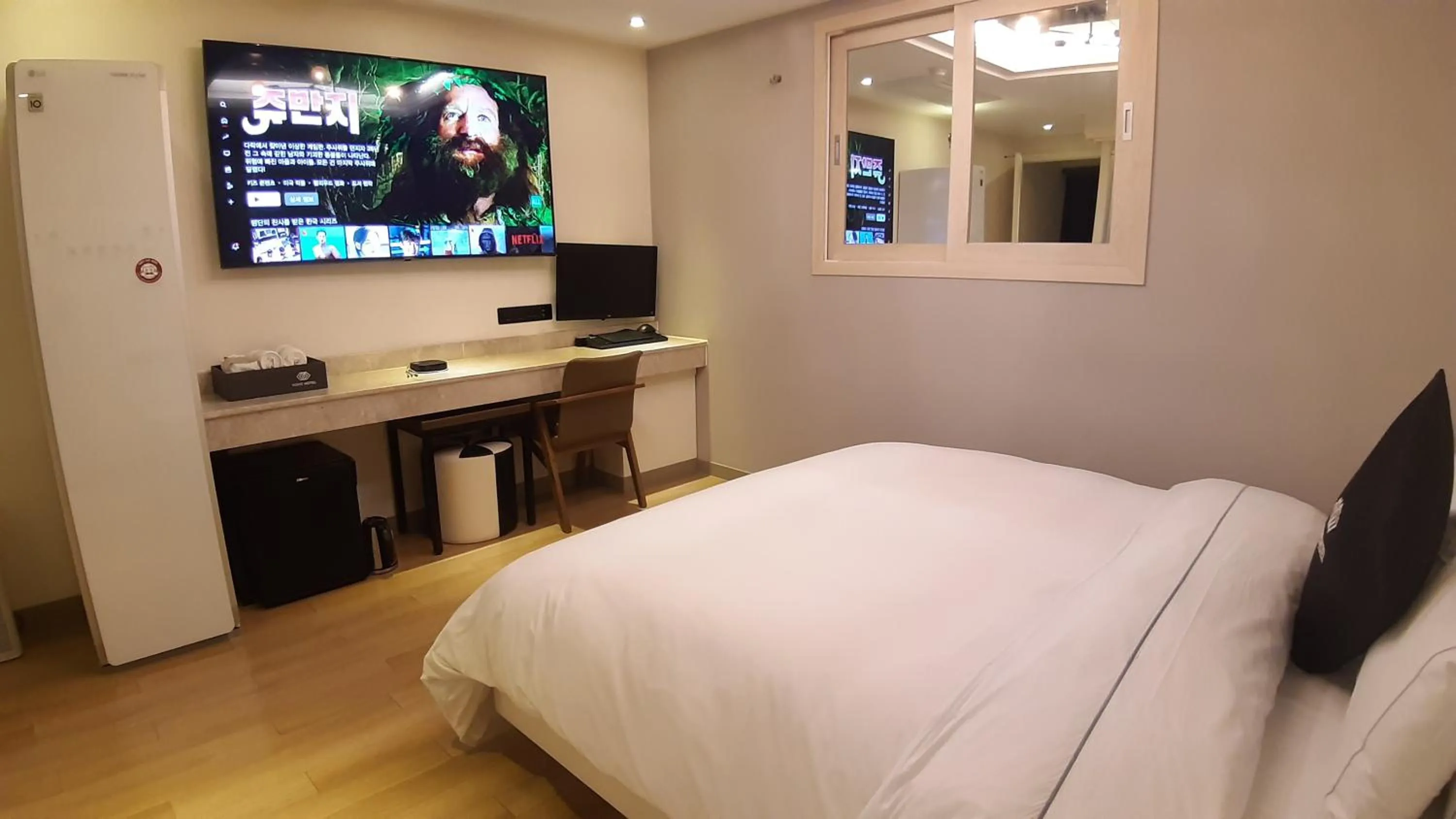 Property building, Bed in Vovo Hotel