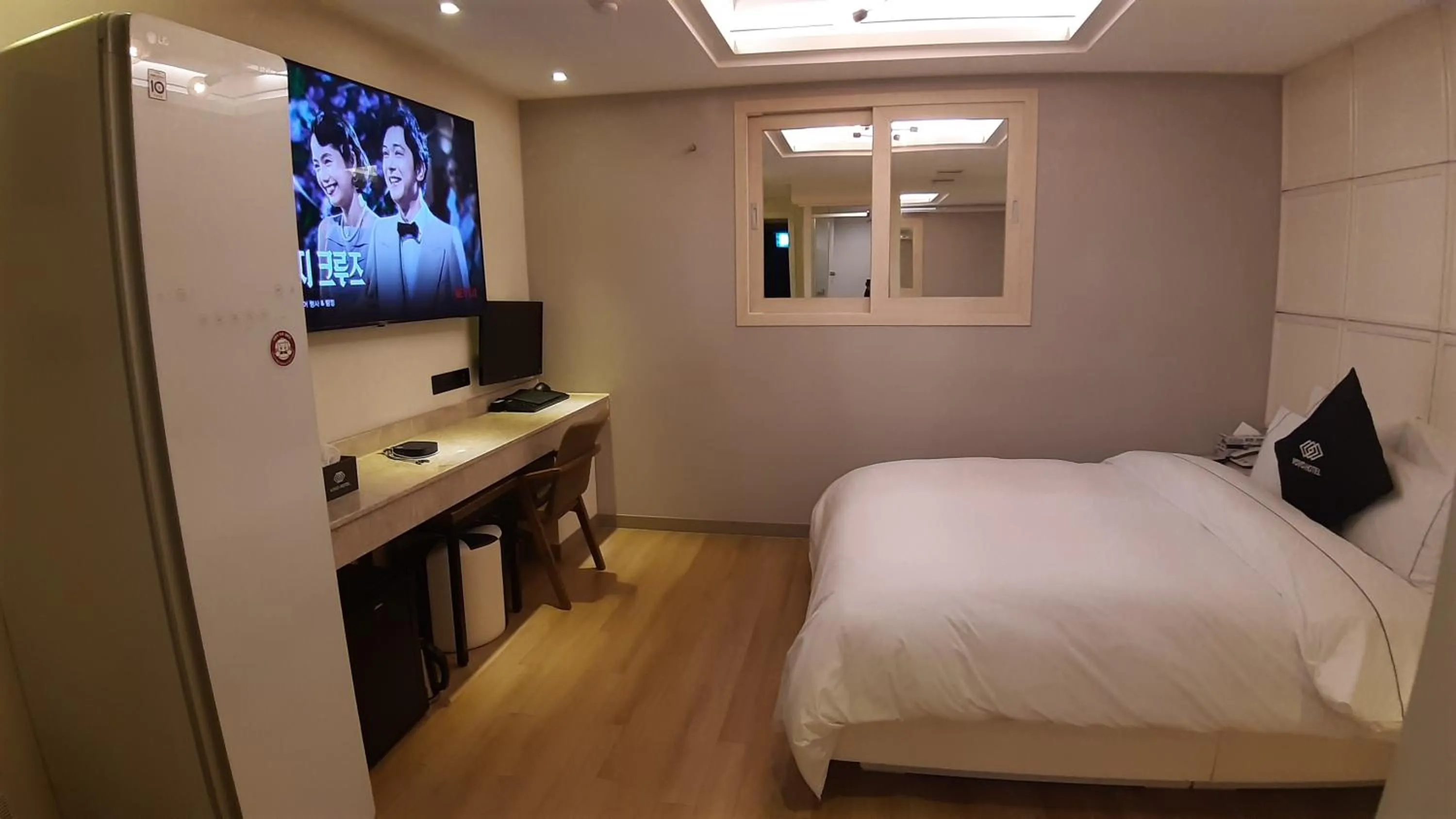 Communal lounge/ TV room, Bed in Vovo Hotel