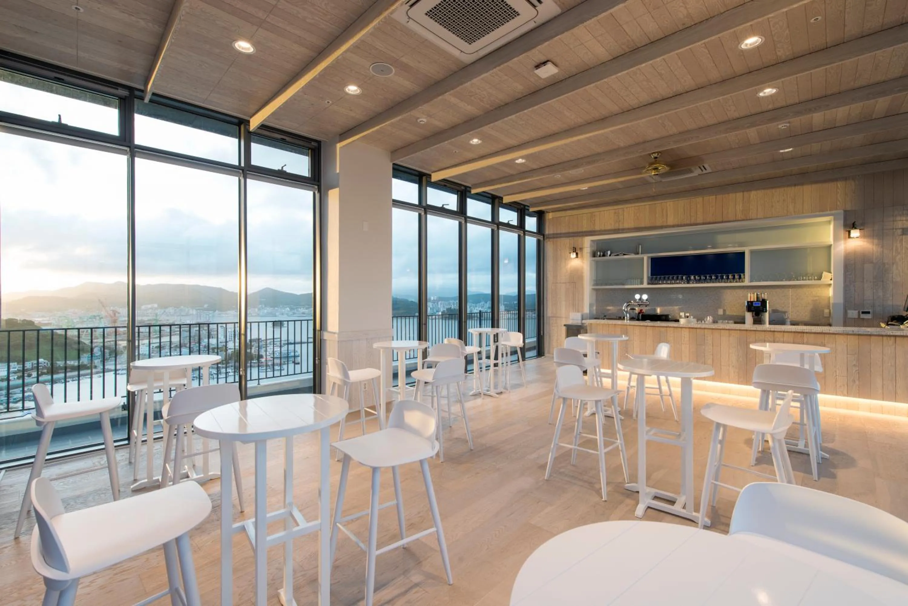 Lounge or bar in Stanford Hotel&Resort Tongyeong