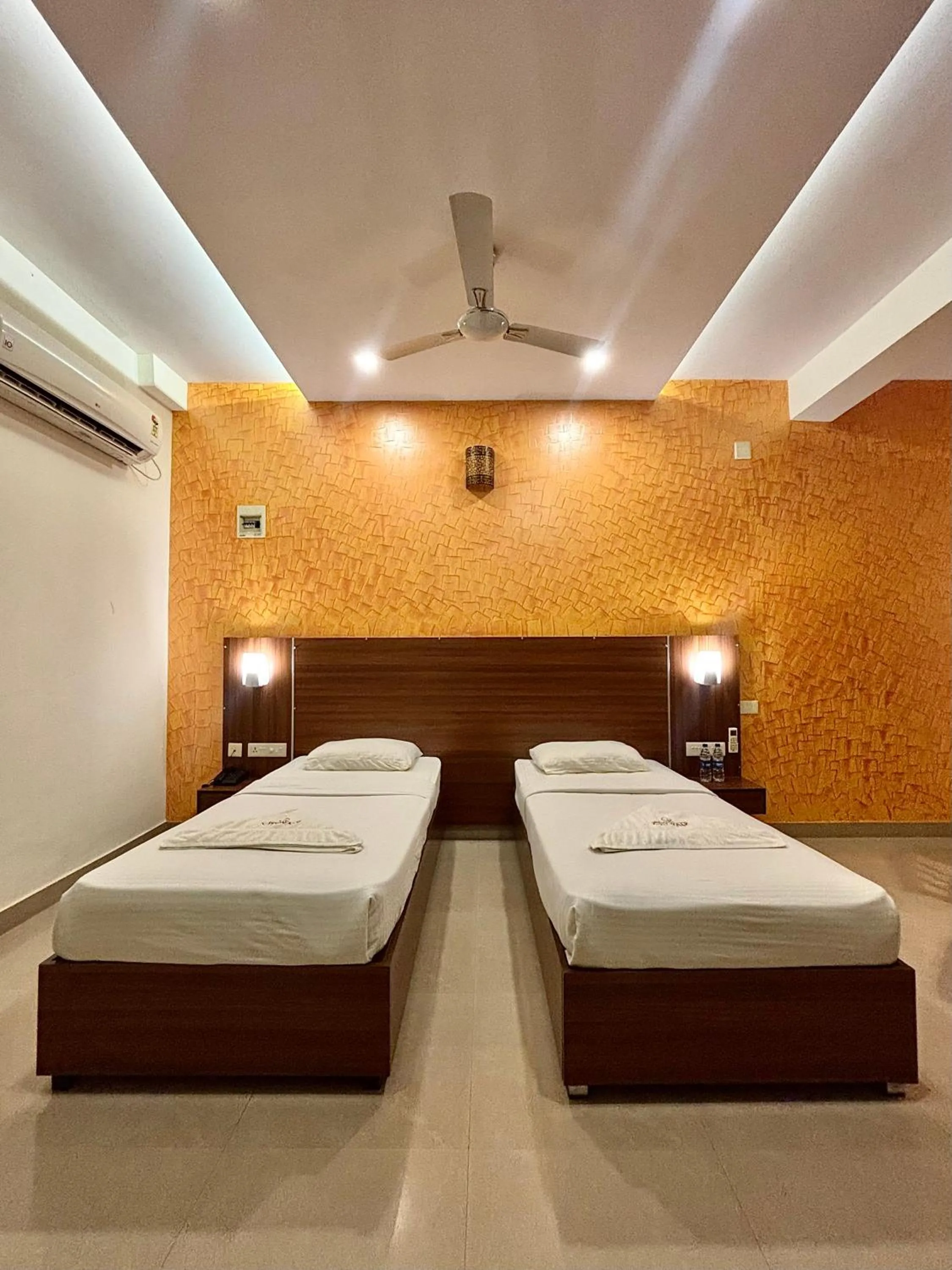 Bed in Hotel Citywalk Residency