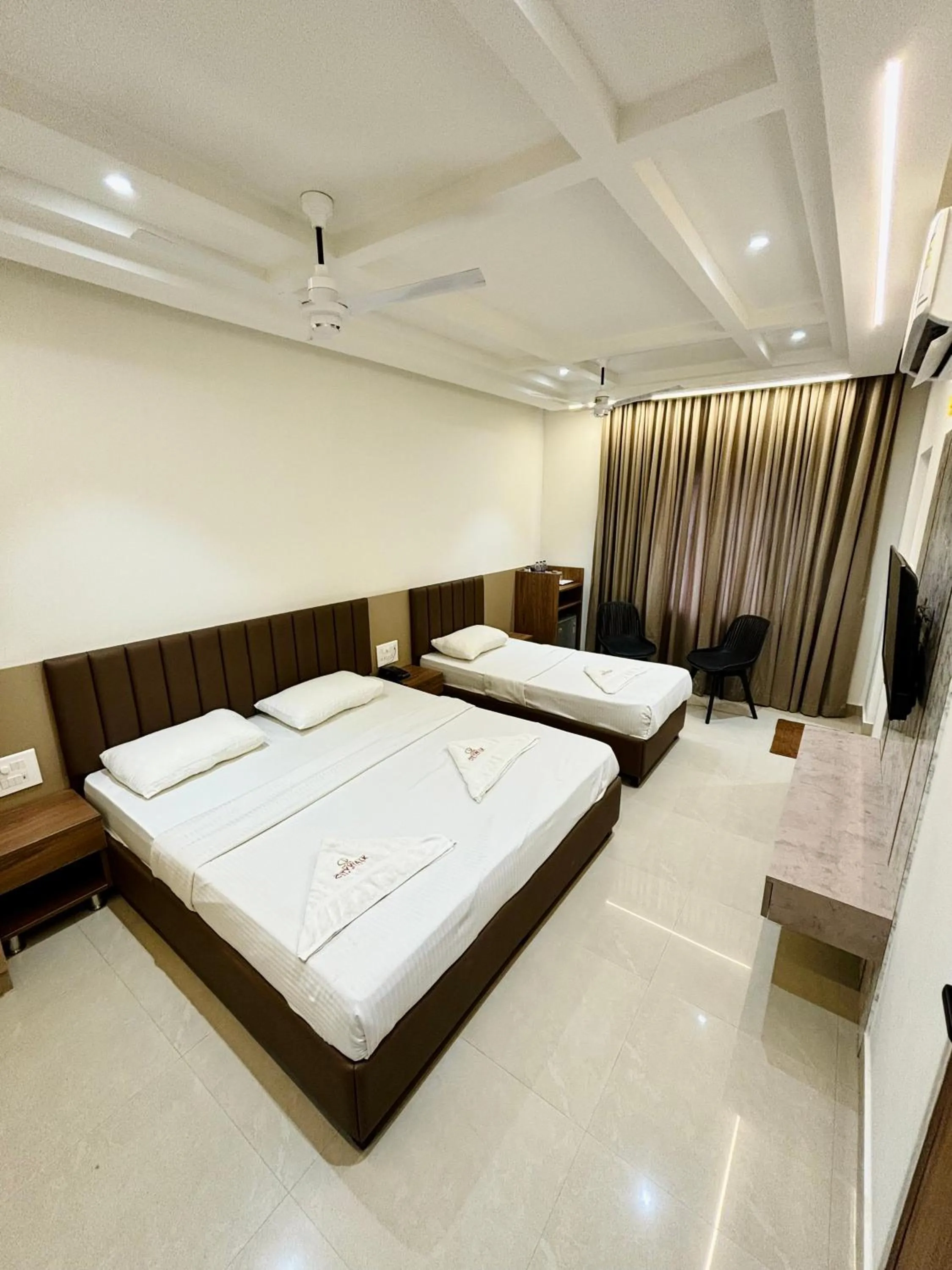 Bed in Hotel Citywalk Residency