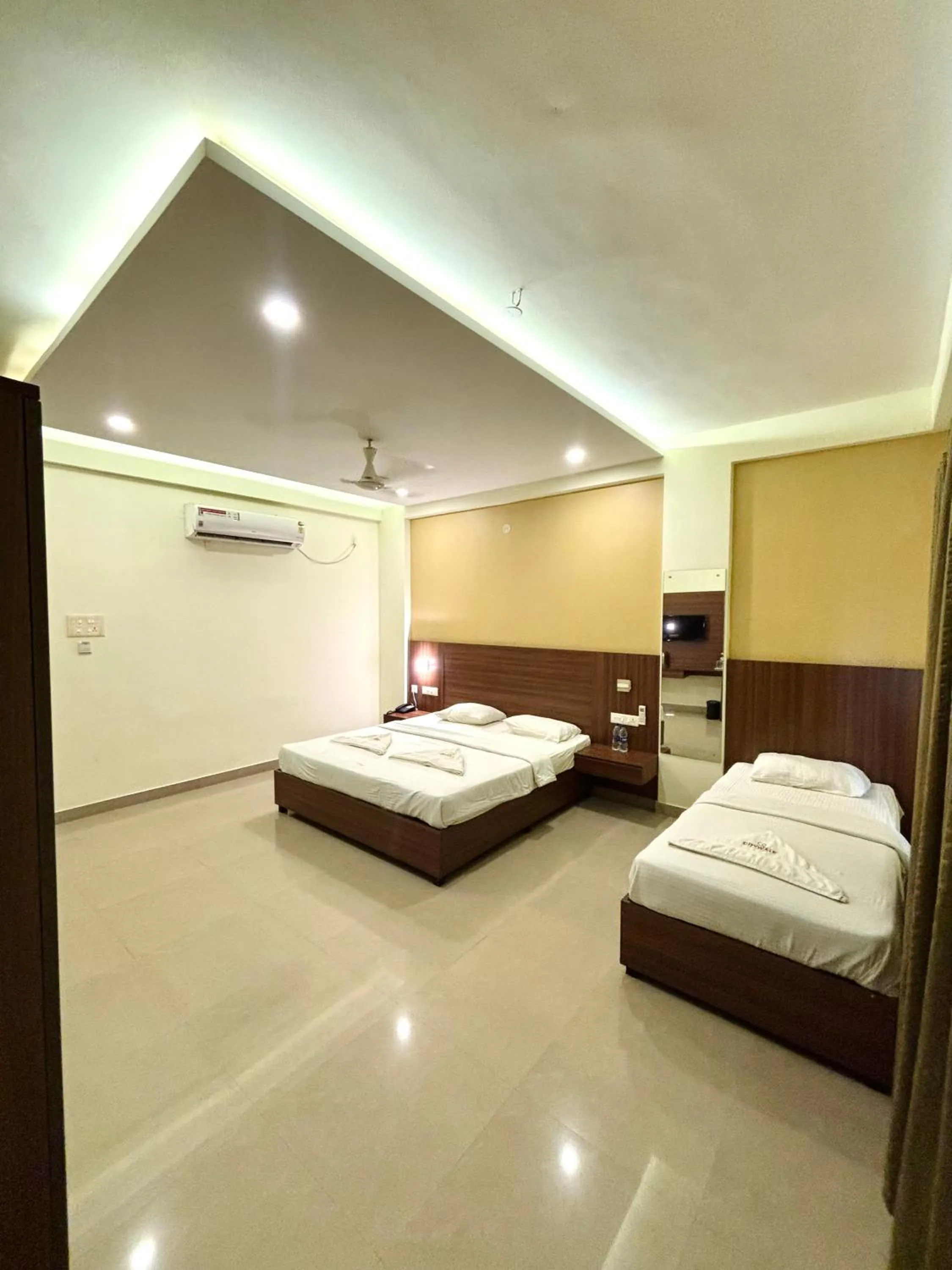 Bed in Hotel Citywalk Residency