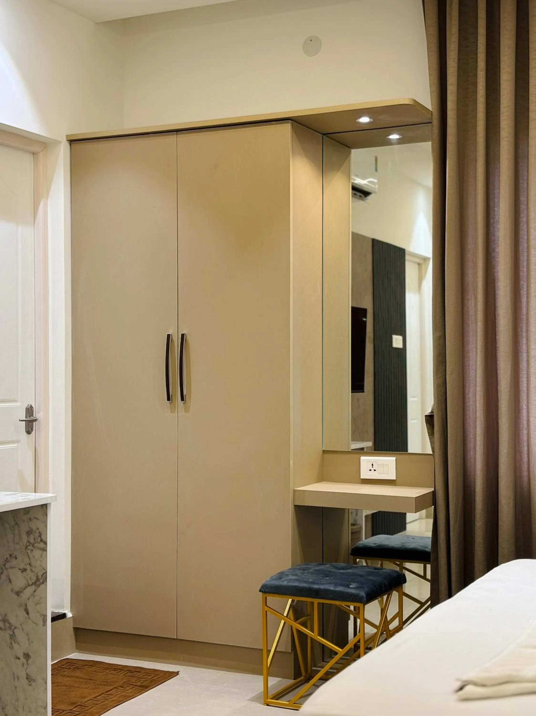 wardrobe, Bed in Hotel Citywalk Residency
