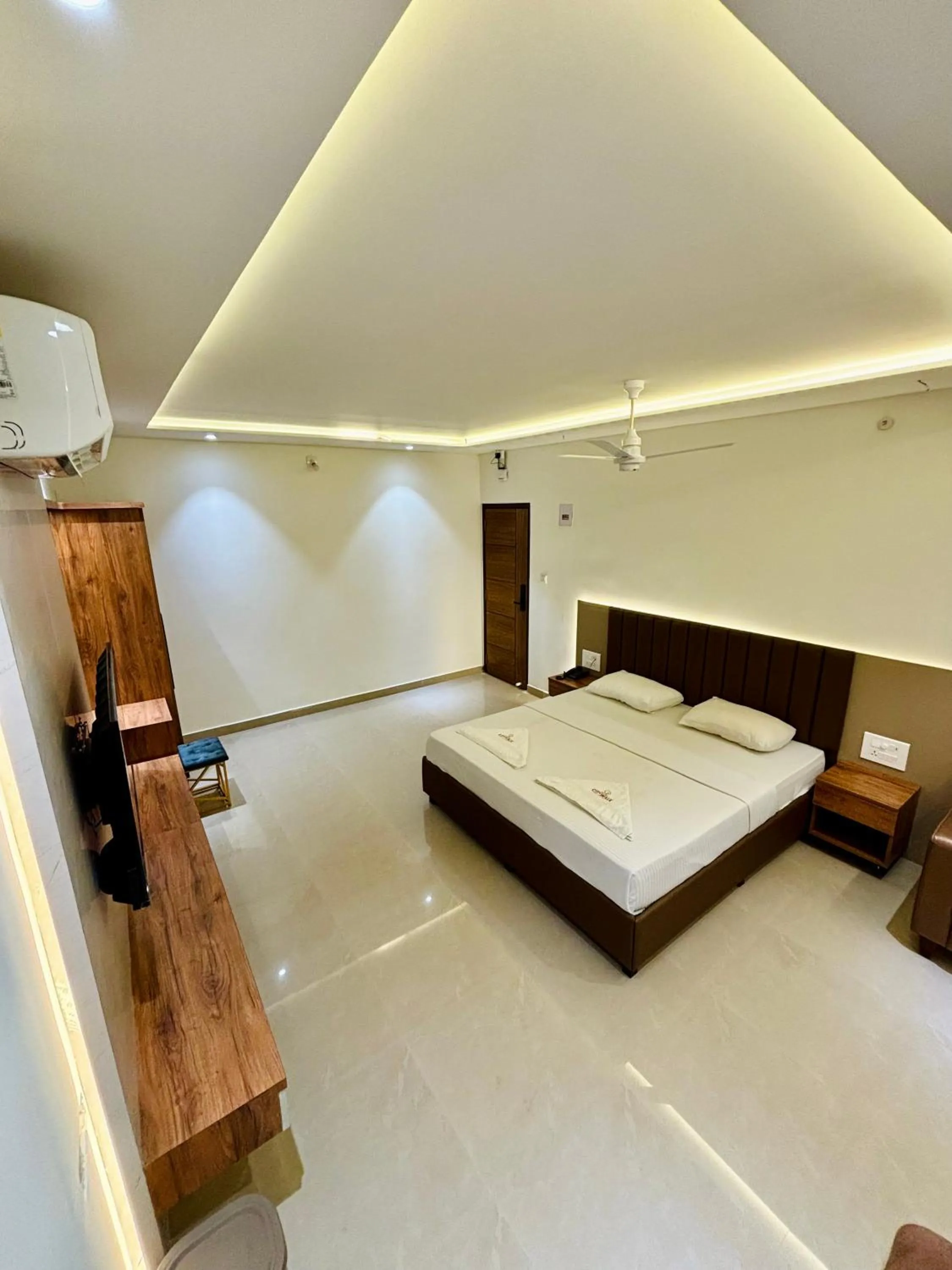 Bed in Hotel Citywalk Residency