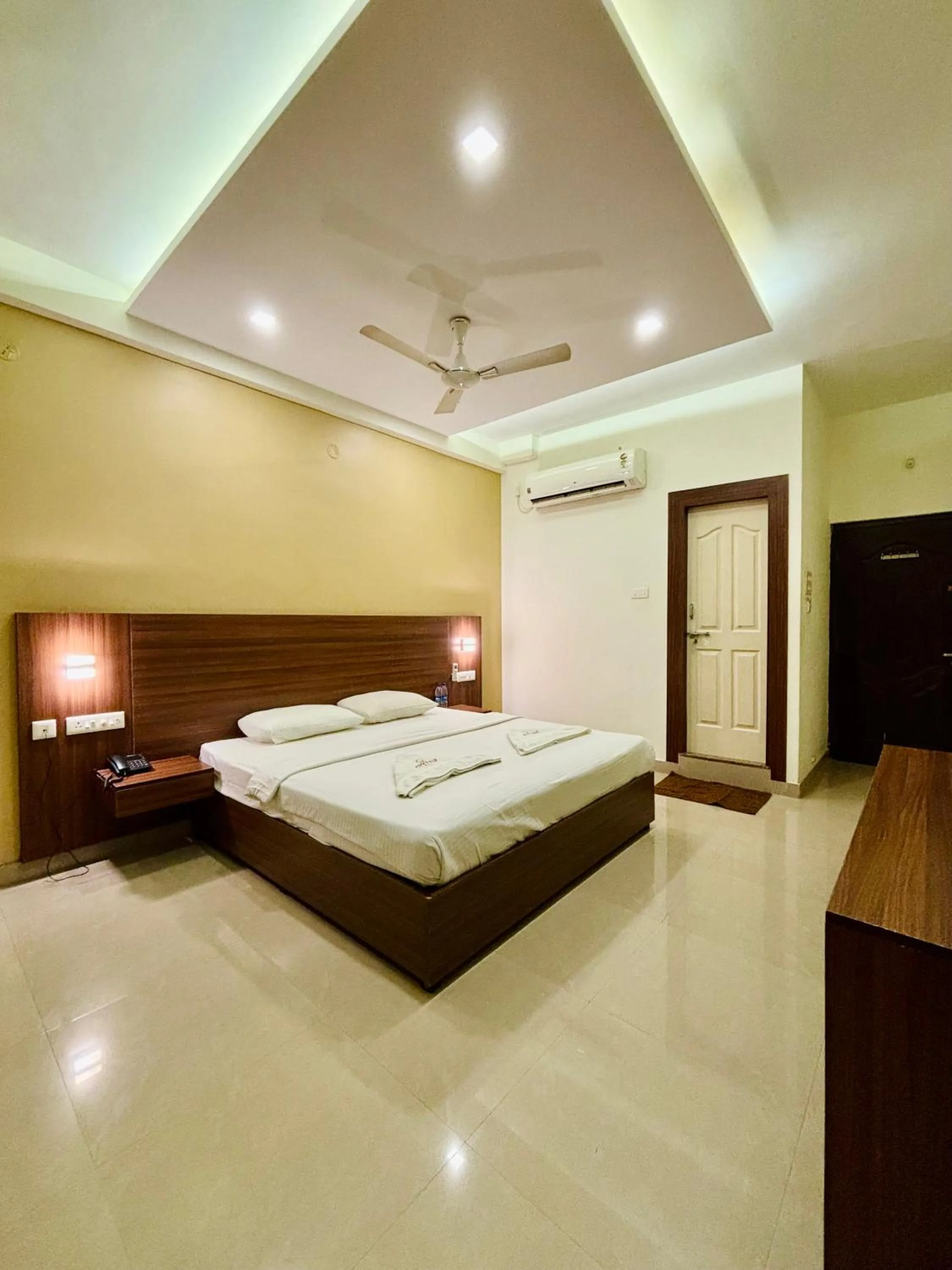Bed in Hotel Citywalk Residency