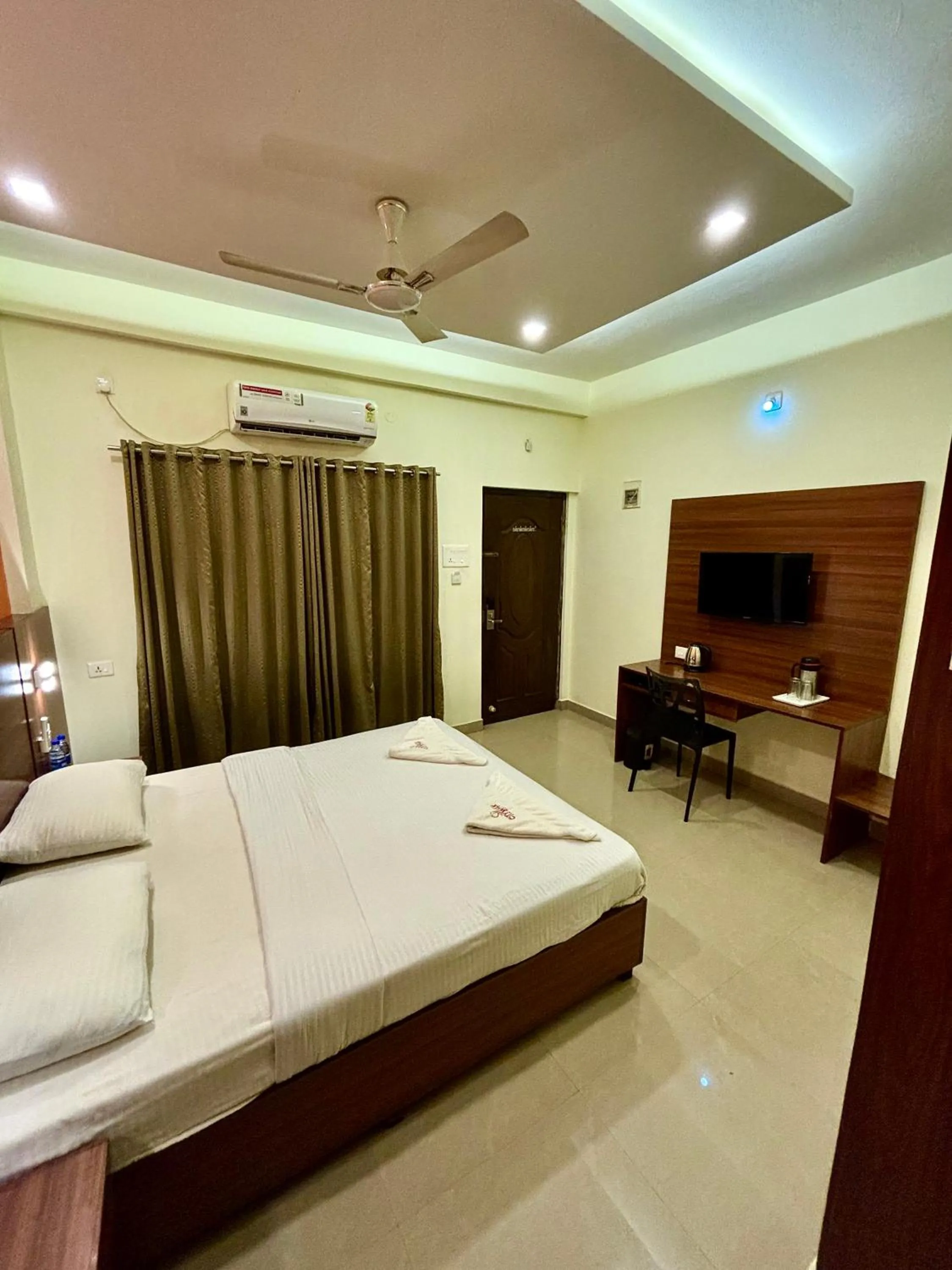 Bed in Hotel Citywalk Residency