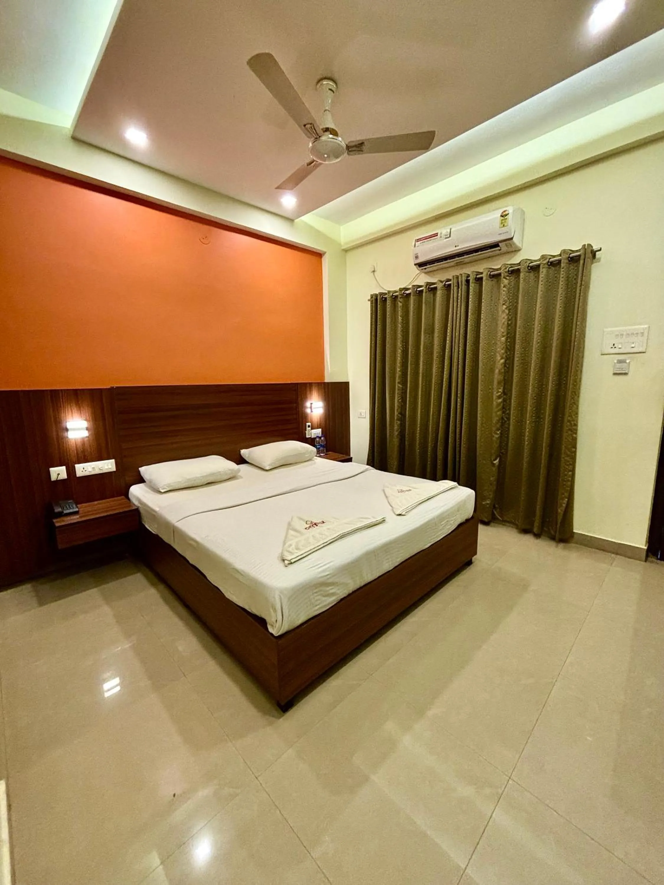 Bed in Hotel Citywalk Residency