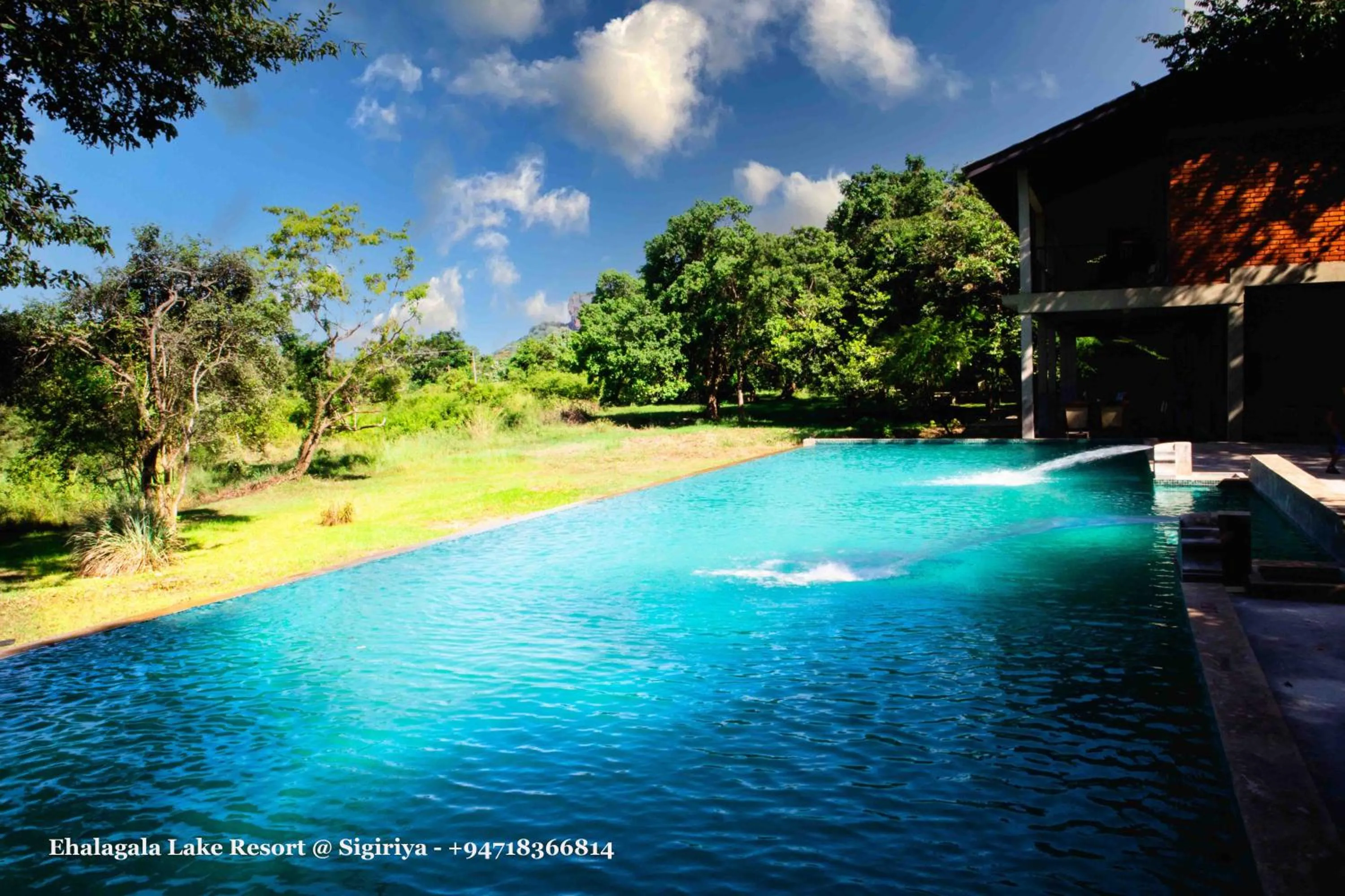 Swimming pool in Ehalagala Lake Resort