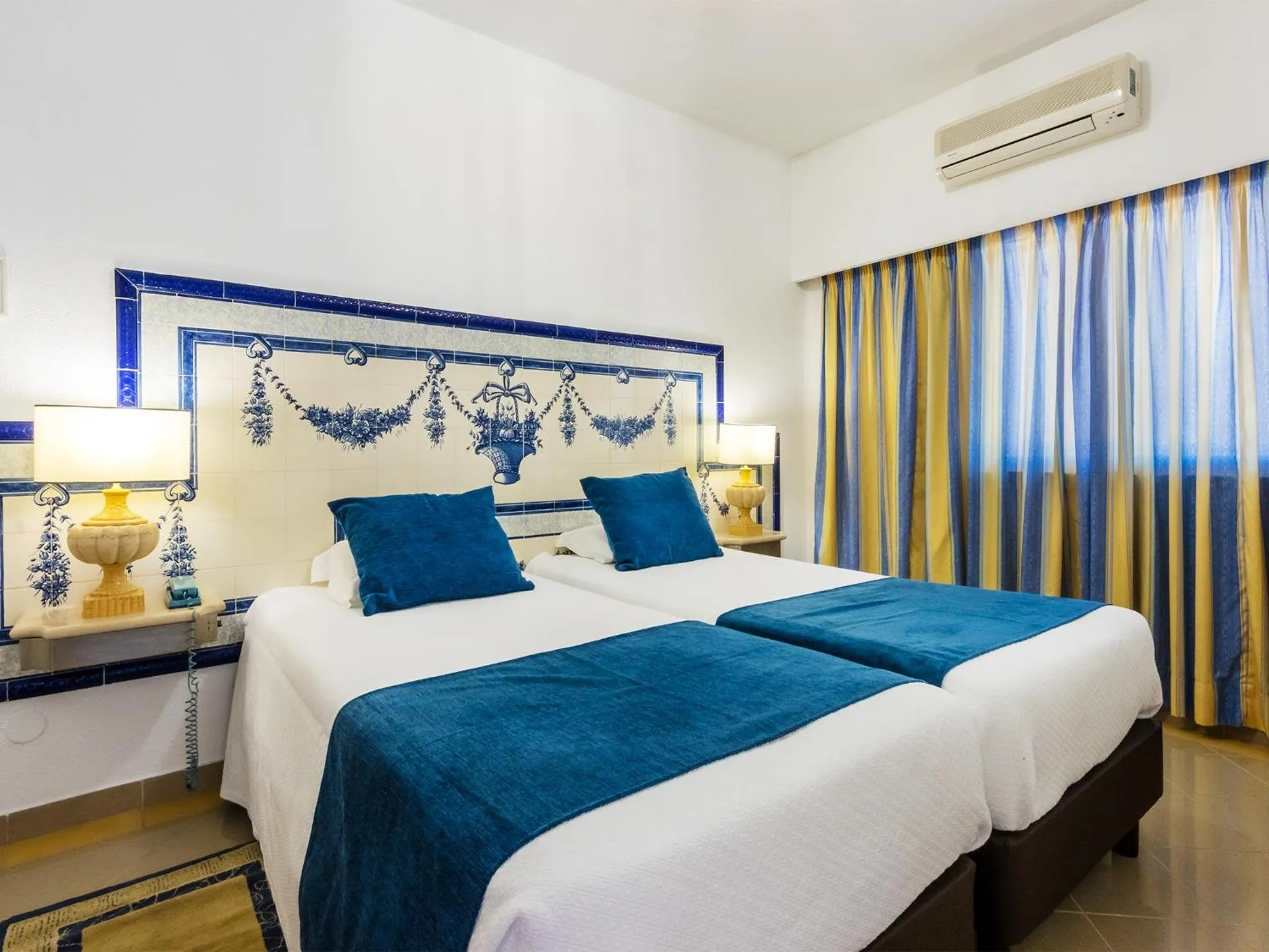 Bedroom, Bed in Tropical Sol