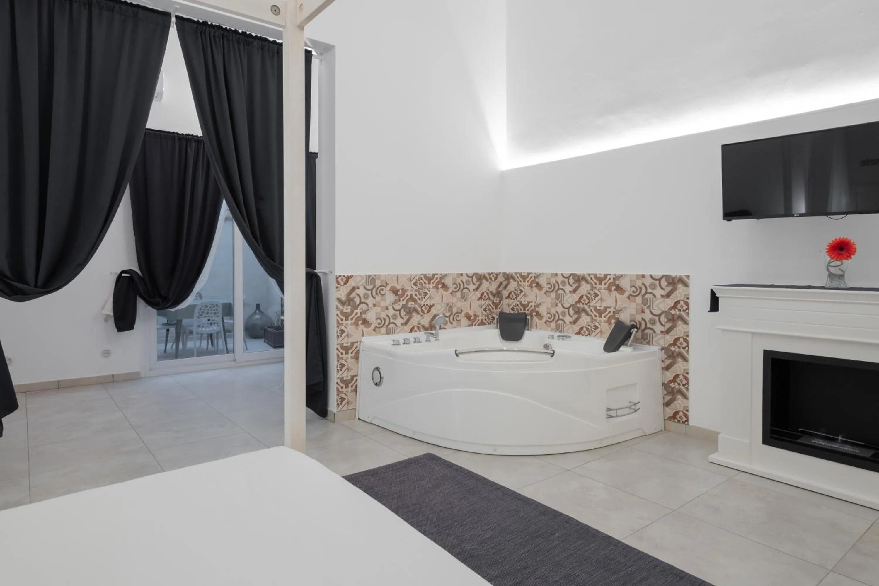 Hot Tub, Bed in Ada Suites & Spa