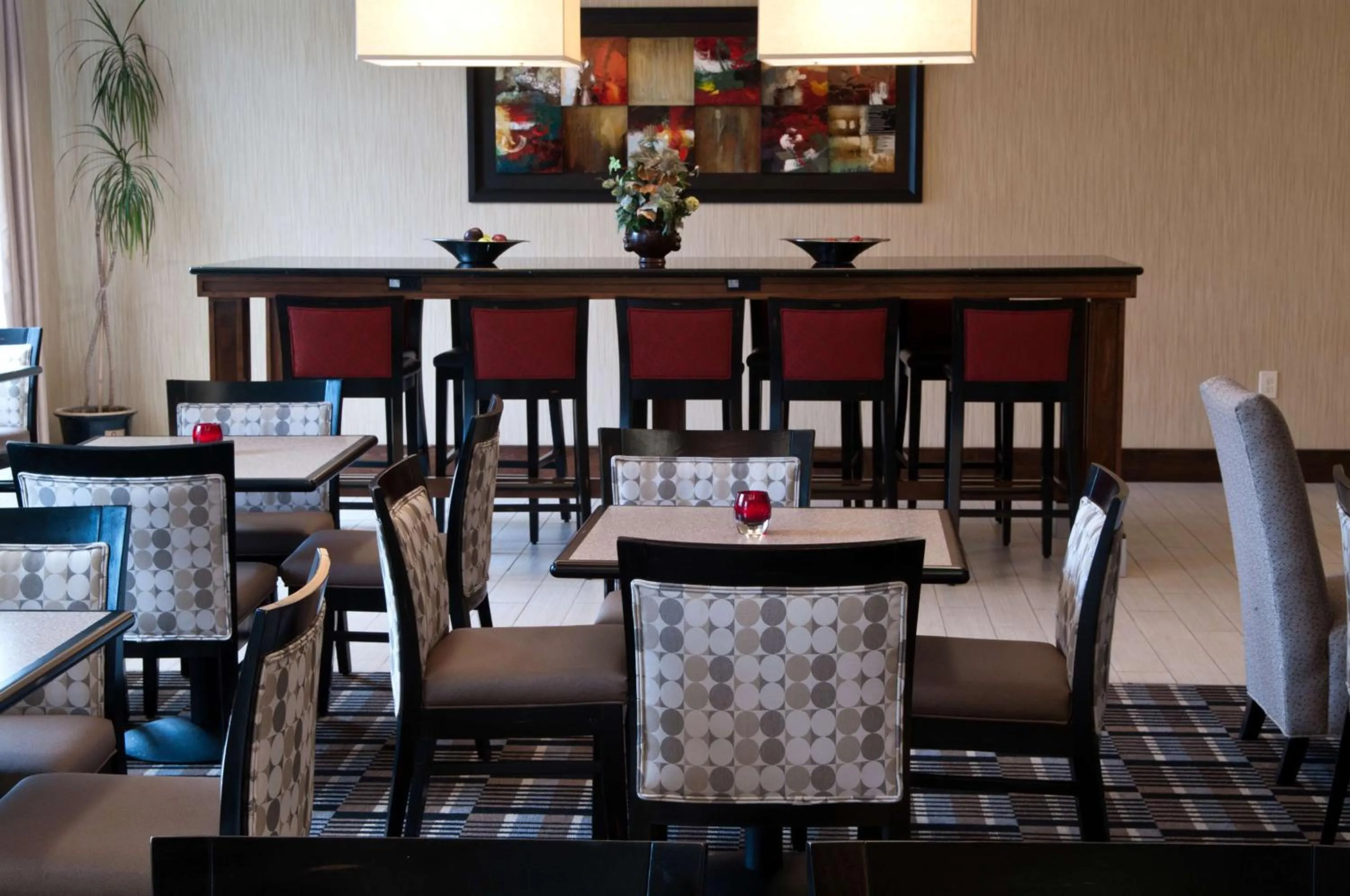 Dining area in Hampton Inn Richmond/Ashland