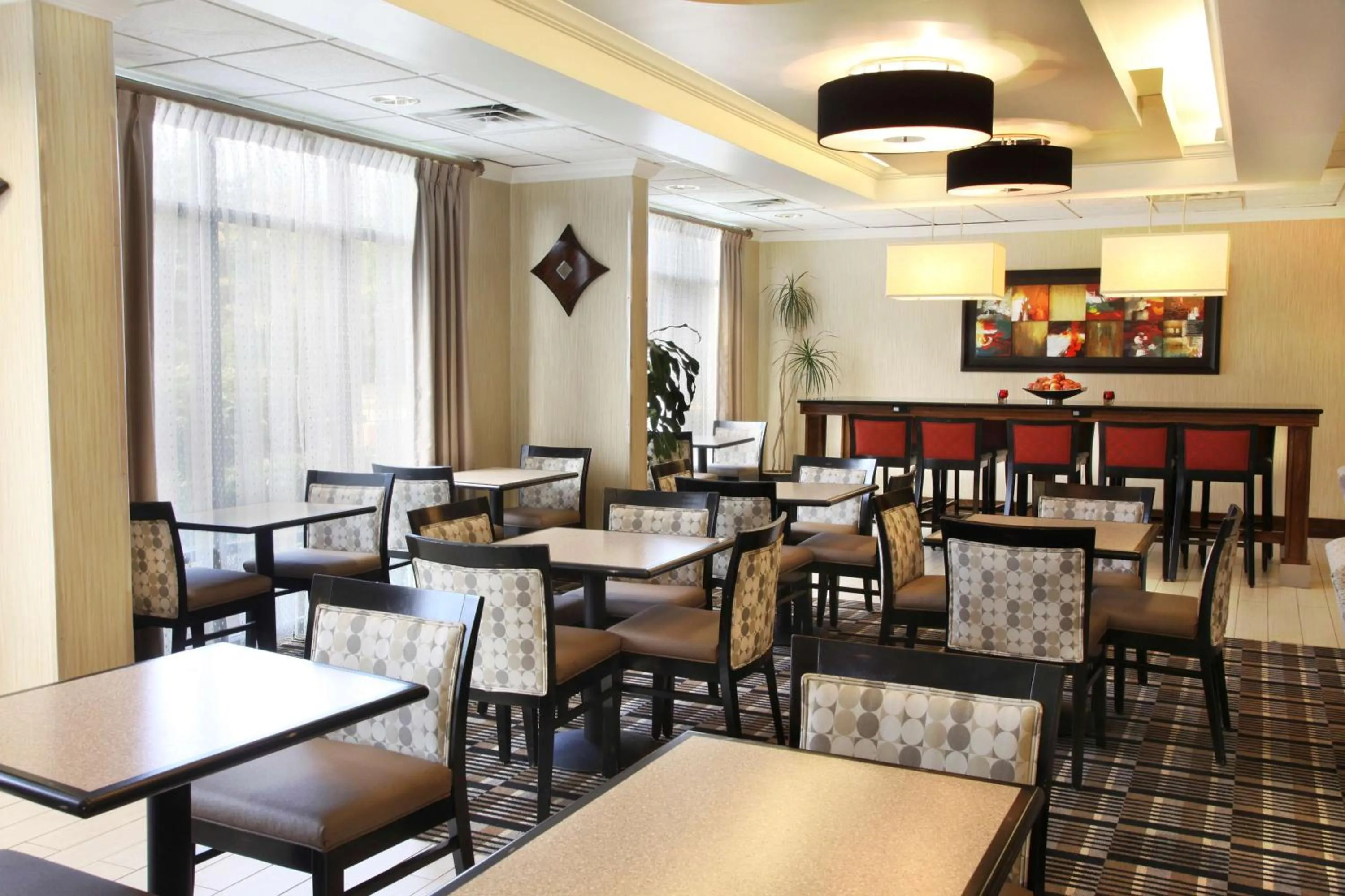 Dining area in Hampton Inn Richmond/Ashland