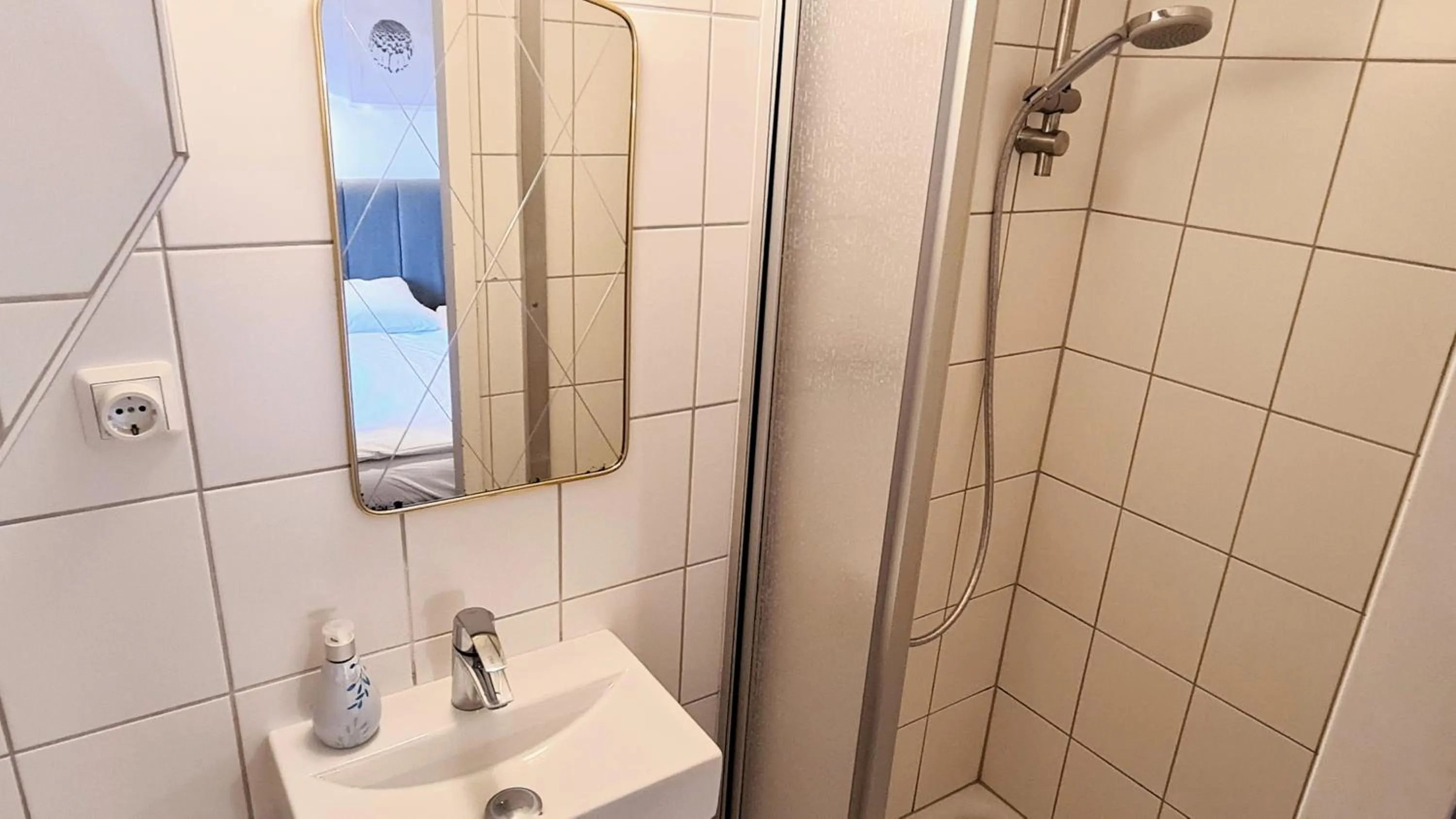 Shower in Weltempfänger Backpacker Hostel