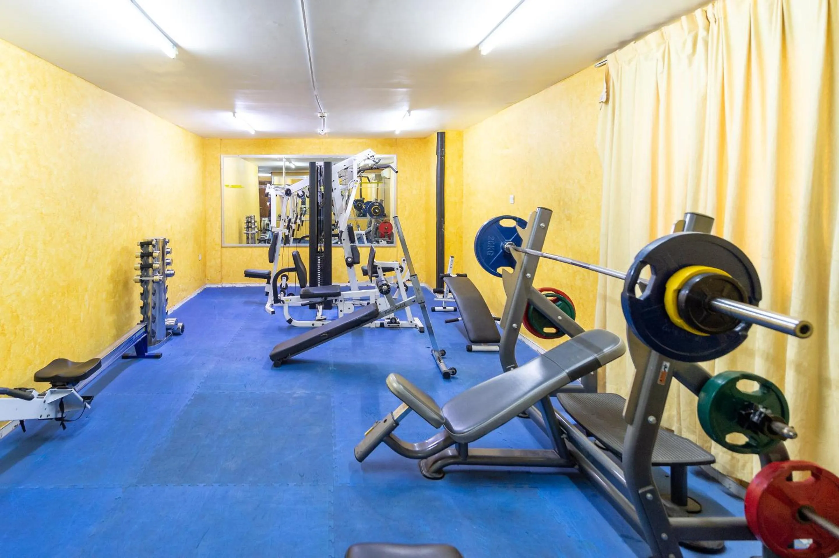 Fitness centre/facilities in Crystal Plaza Hotel