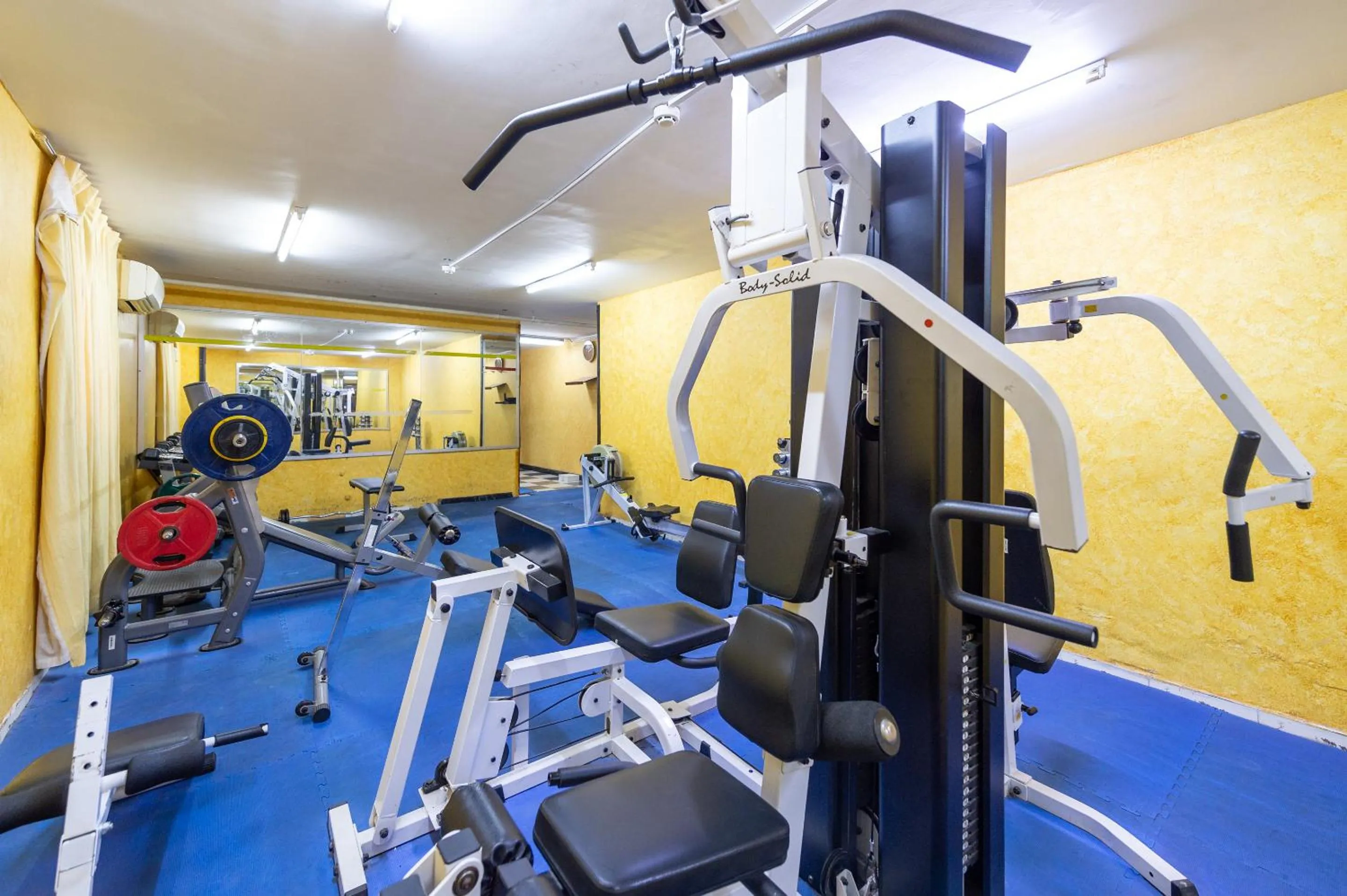 Fitness centre/facilities in Crystal Plaza Hotel